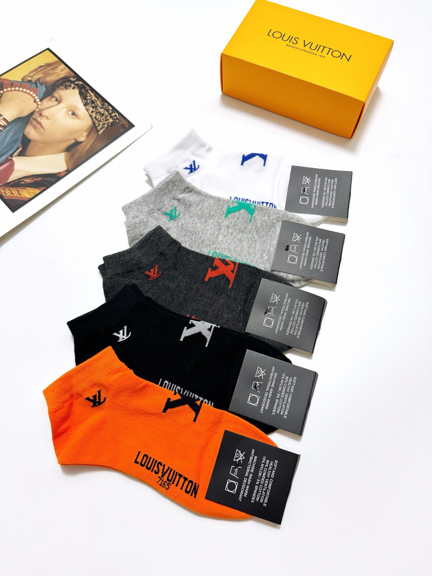  配包装
🌟【一盒5 双】男女同款
 🌟LV 路易威登 经典字母logo ins超火爆短袜，纯棉面料，潮