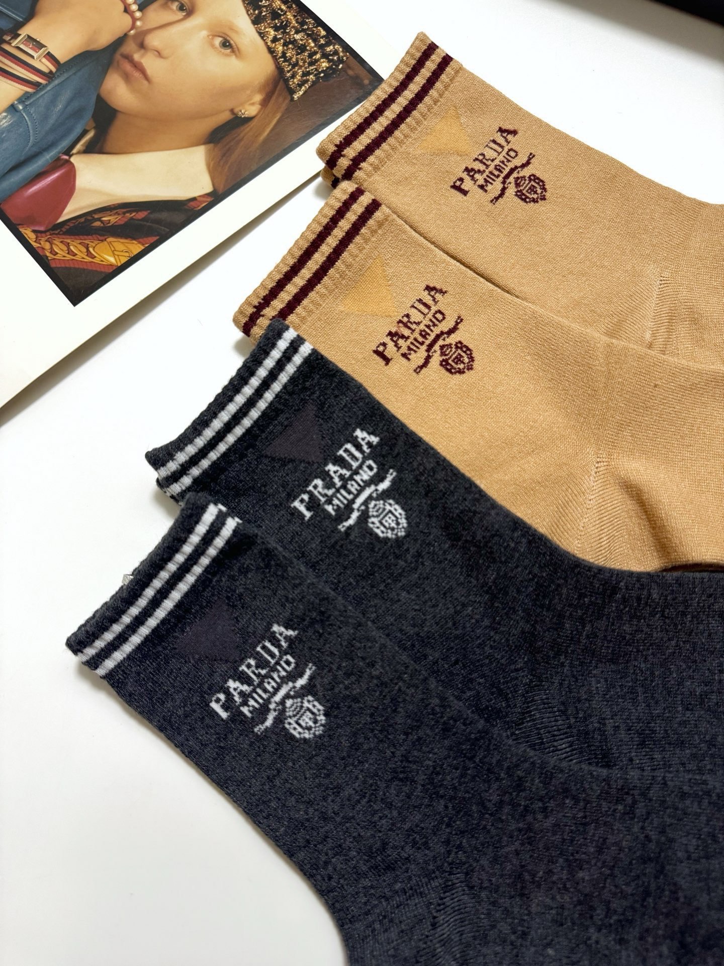  配包装
🌟【一盒4双】
 🌟Prada 普拉达  经典字母logo 羊绒混纺中筒袜   ，ins超火爆