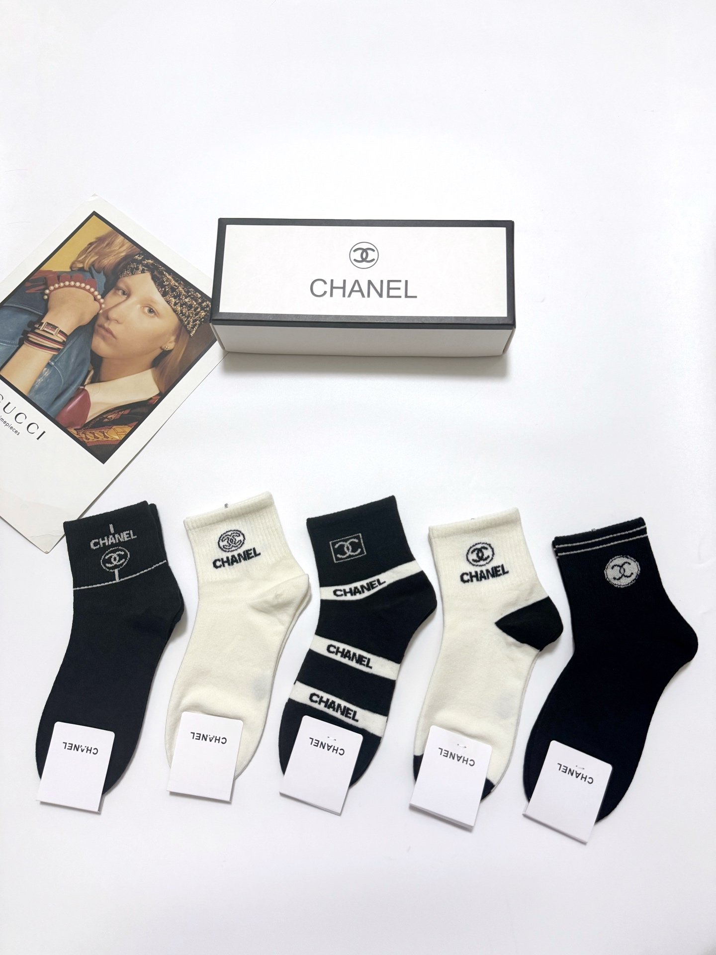   配包装
🌟【一盒5 双】
🌟Chanel 香奈儿 经典字母 logo短袜  ！纯棉面料软糯亲肤！
🌟