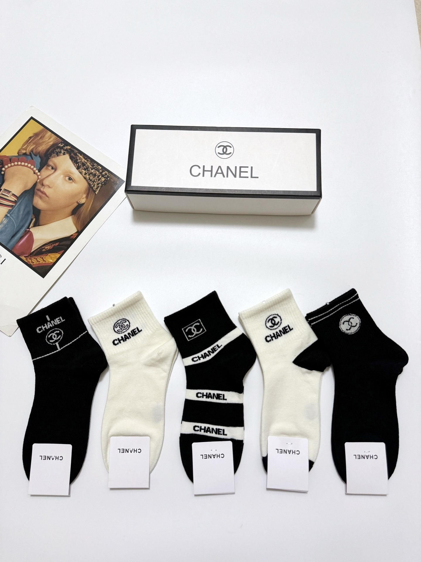   配包装
🌟【一盒5 双】
🌟Chanel 香奈儿 经典字母 logo短袜  ！纯棉面料软糯亲肤！
🌟