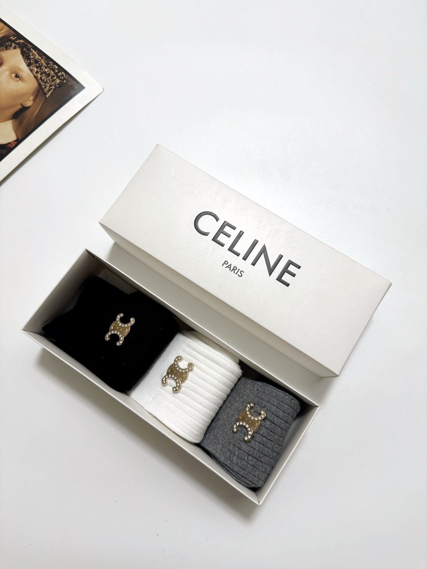  配包装
🌟【一盒3双】
 🌟Celine 赛琳 经典字母logo 纯棉中筒袜  ins超火爆红人同款，