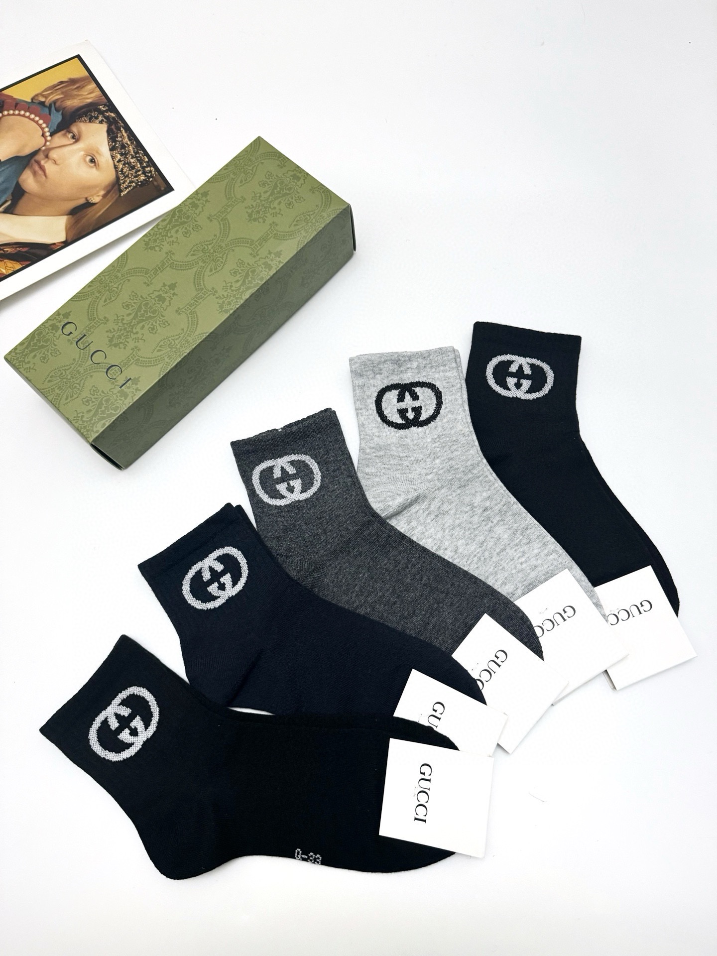  配包装
🌟【一盒5 双】
 🌟Gucci 古琦 经典字母logo 纯棉短筒袜 ，男女同款   ，ins