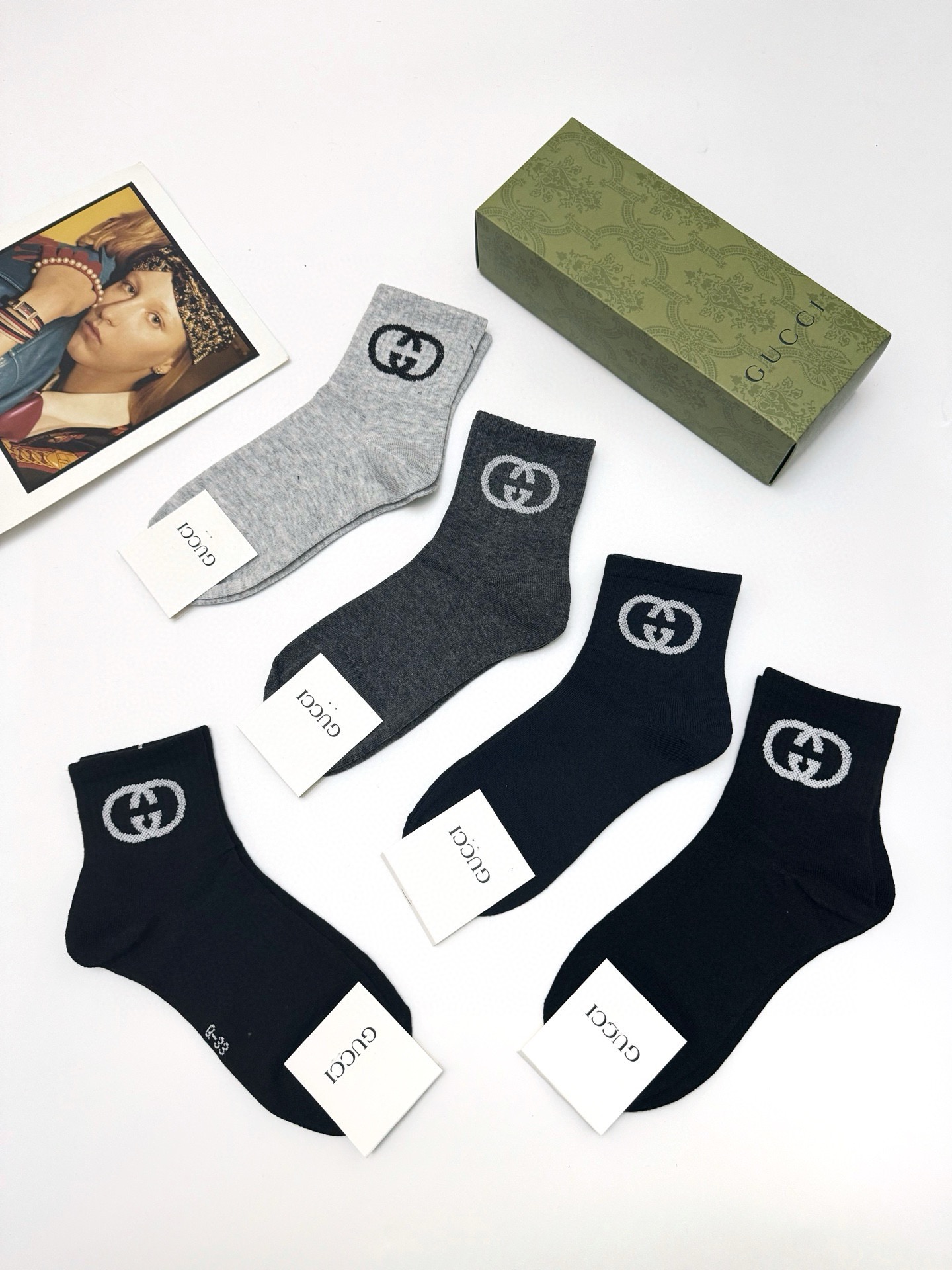  配包装
🌟【一盒5 双】
 🌟Gucci 古琦 经典字母logo 纯棉短筒袜 ，男女同款   ，ins