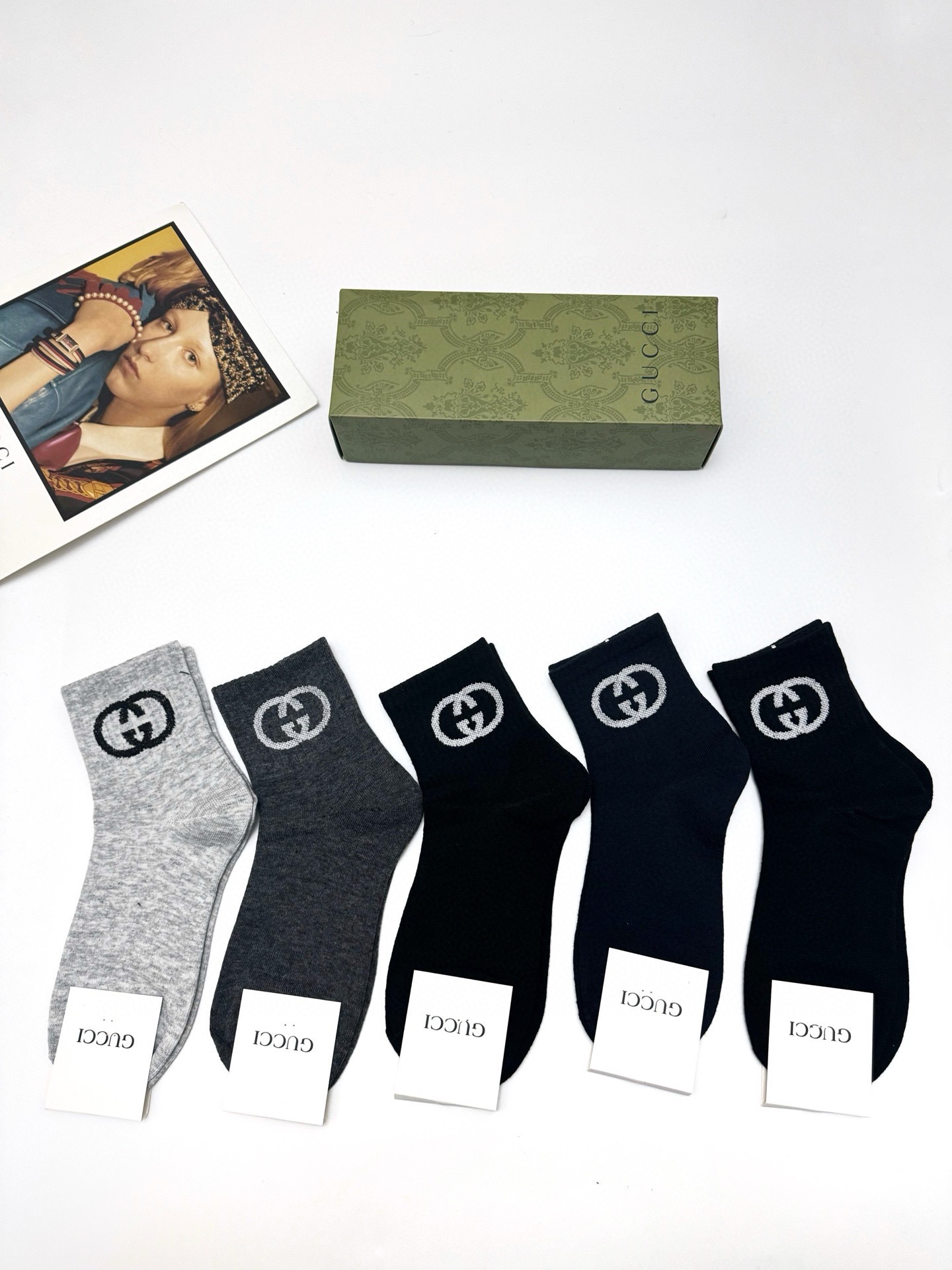  配包装
🌟【一盒5 双】
 🌟Gucci 古琦 经典字母logo 纯棉短筒袜 ，男女同款   ，ins