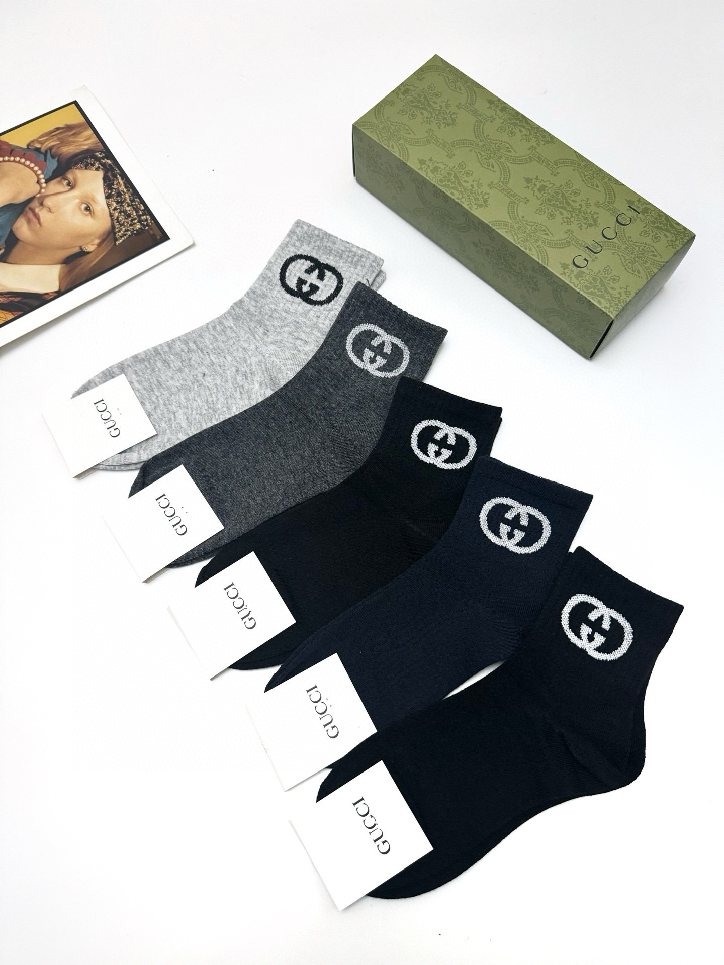  配包装
🌟【一盒5 双】
 🌟Gucci 古琦 经典字母logo 纯棉短筒袜 ，男女同款   ，ins