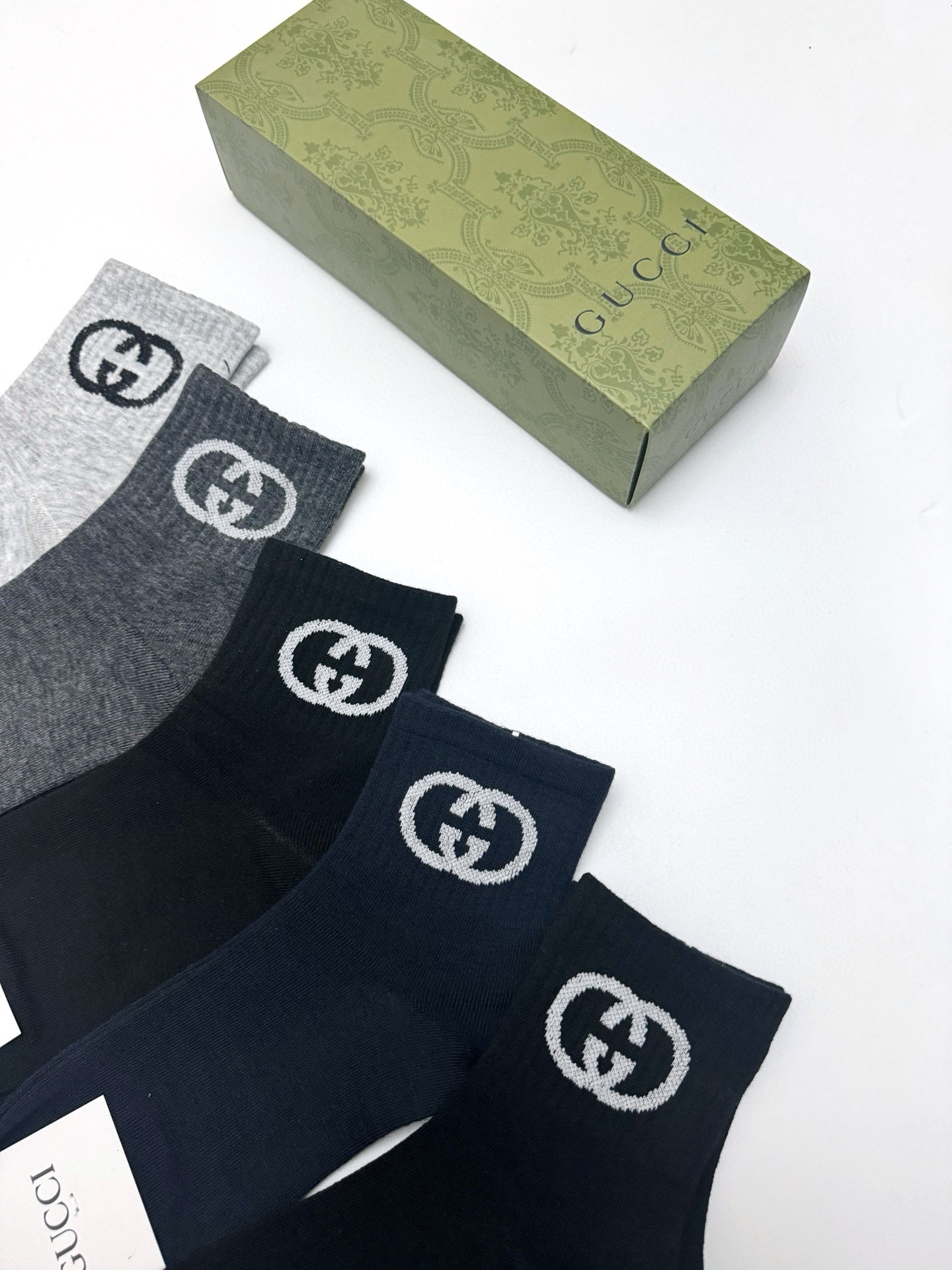  配包装
🌟【一盒5 双】
 🌟Gucci 古琦 经典字母logo 纯棉短筒袜 ，男女同款   ，ins