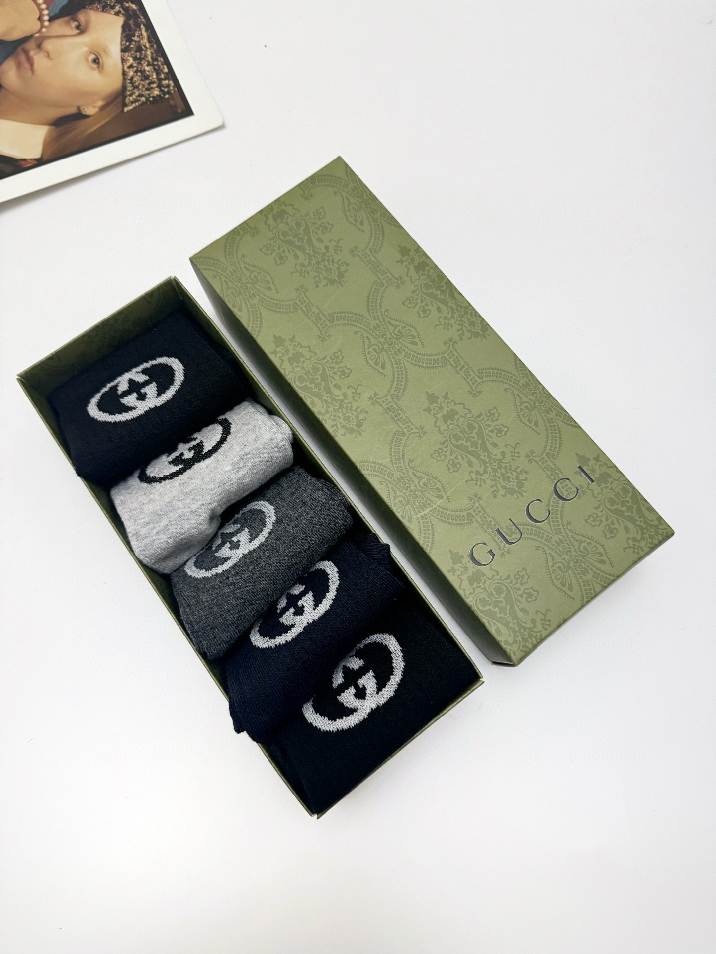  配包装
🌟【一盒5 双】
 🌟Gucci 古琦 经典字母logo 纯棉短筒袜 ，男女同款   ，ins