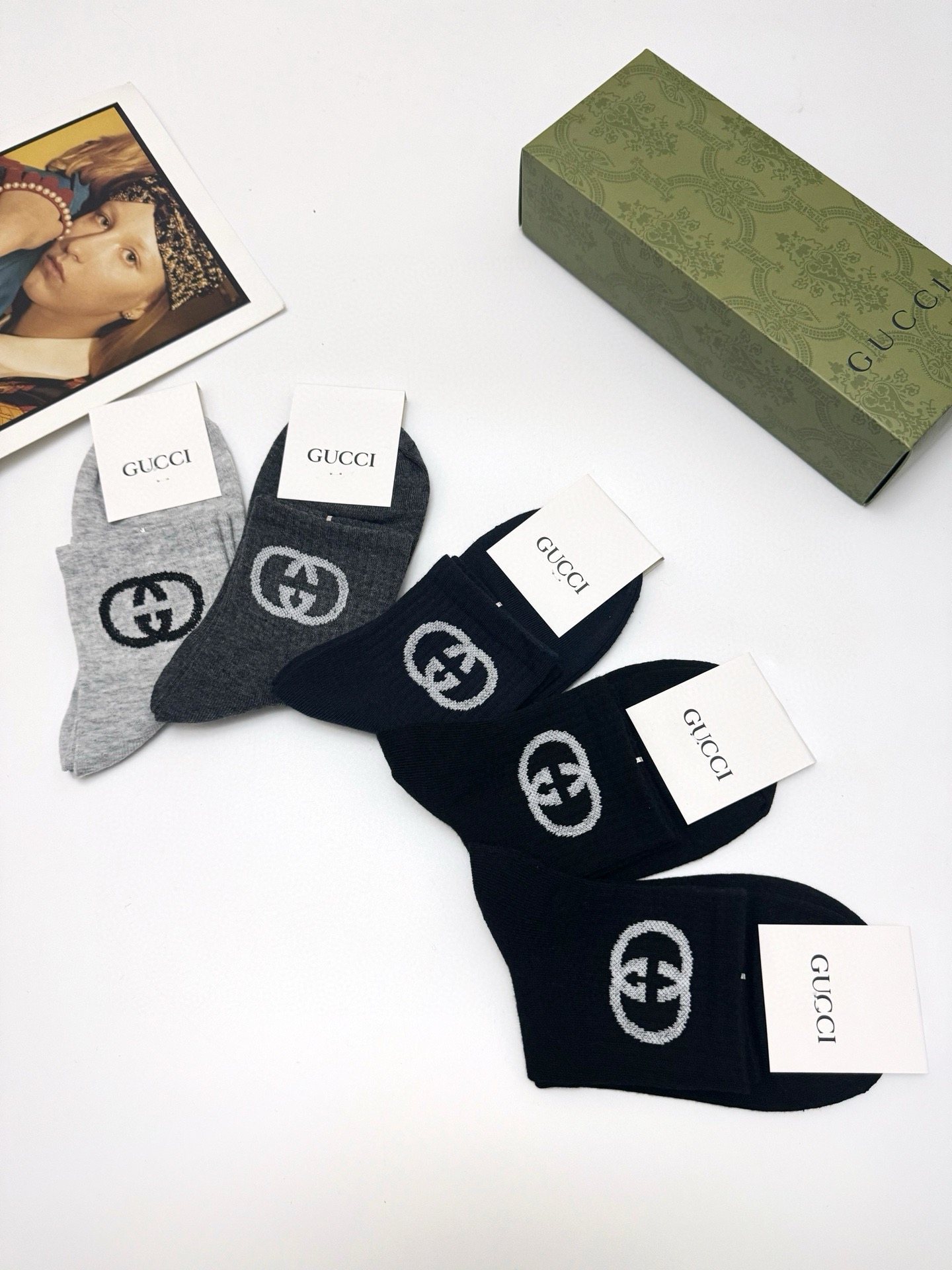  配包装
🌟【一盒5 双】
 🌟Gucci 古琦 经典字母logo 纯棉短筒袜 ，男女同款   ，ins