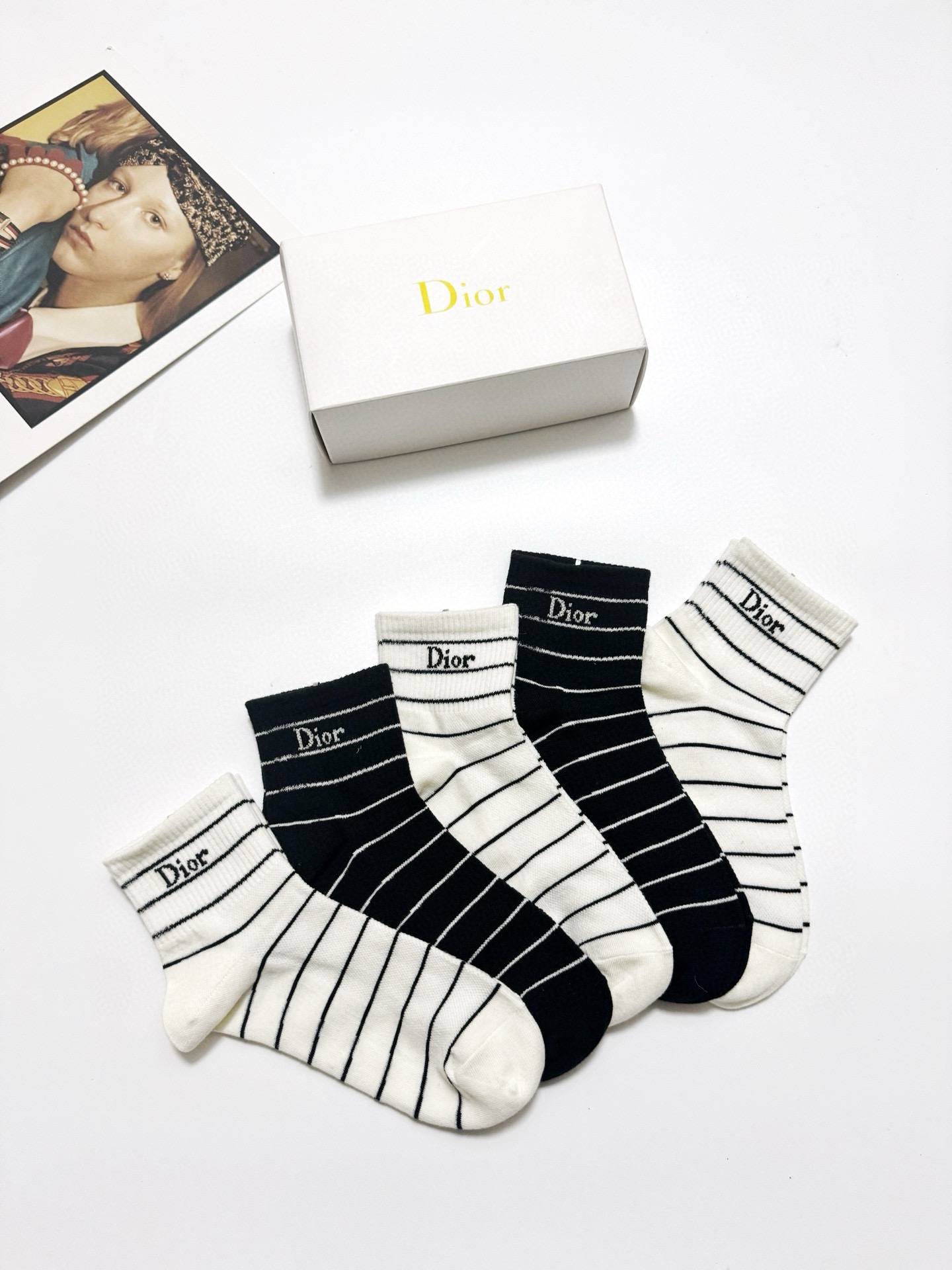  配包装
🌟【一盒5 双】
 🌟Dior 迪奥 经典字母logo 纯棉短筒袜   ，ins超火爆短袜，纯