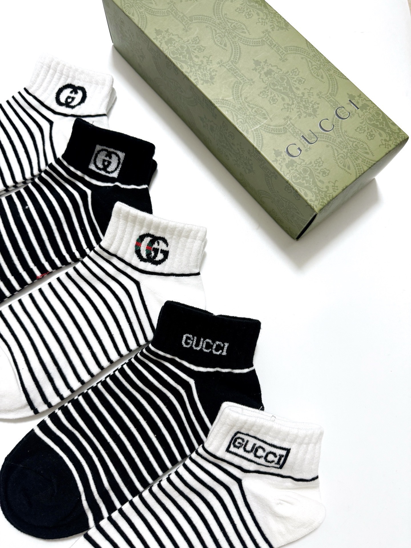  配包装
🌟【一盒5双】
 🌟Gucci 古琦 经典字母logo 纯棉船袜   ，ins超火爆条纹短袜，