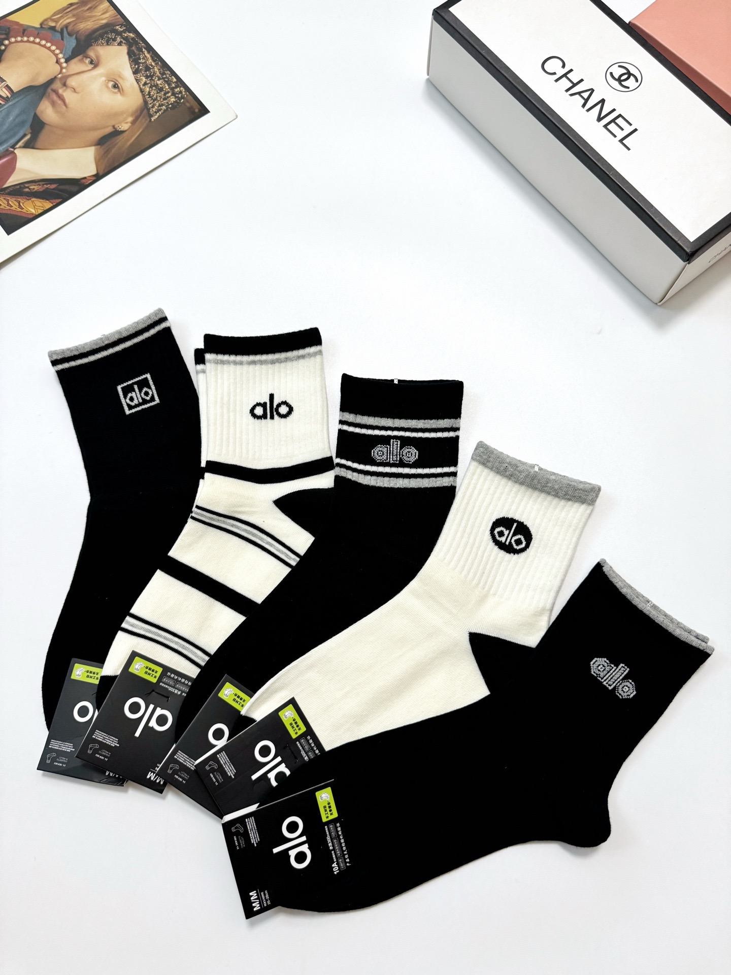  配包装
🌟【一盒5 双】
 🌟 alo 经典字母logo 纯棉中筒袜   ，ins超火爆小腿短袜，纯棉