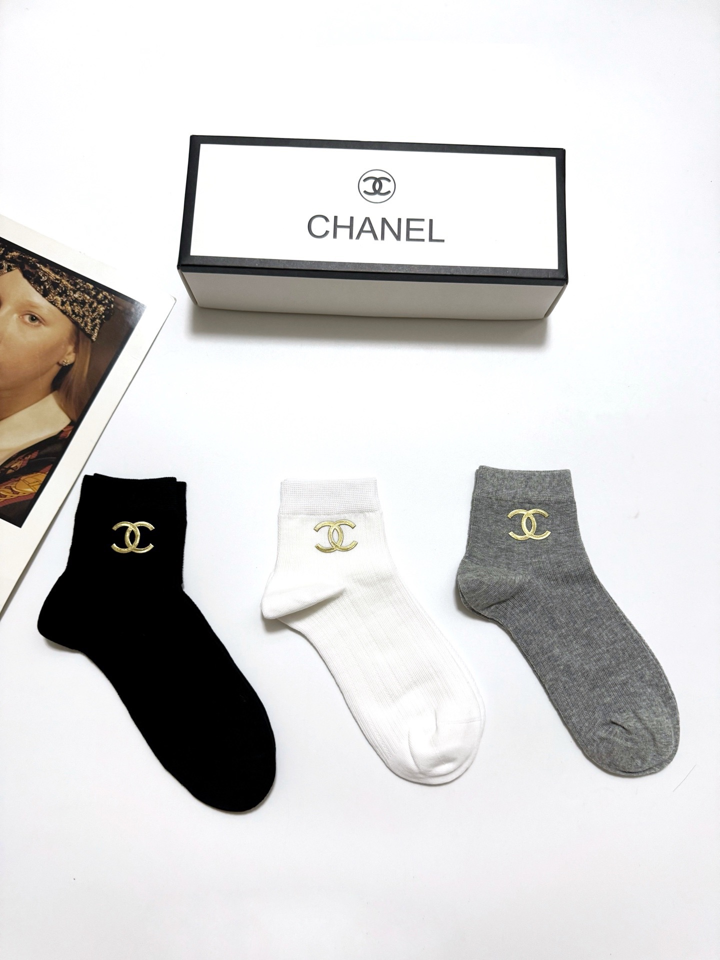 配包装
🌟【一盒3双】
 🌟Chanel 香奈儿 经典字母logo 纯棉船袜   ，ins超火爆空调袜