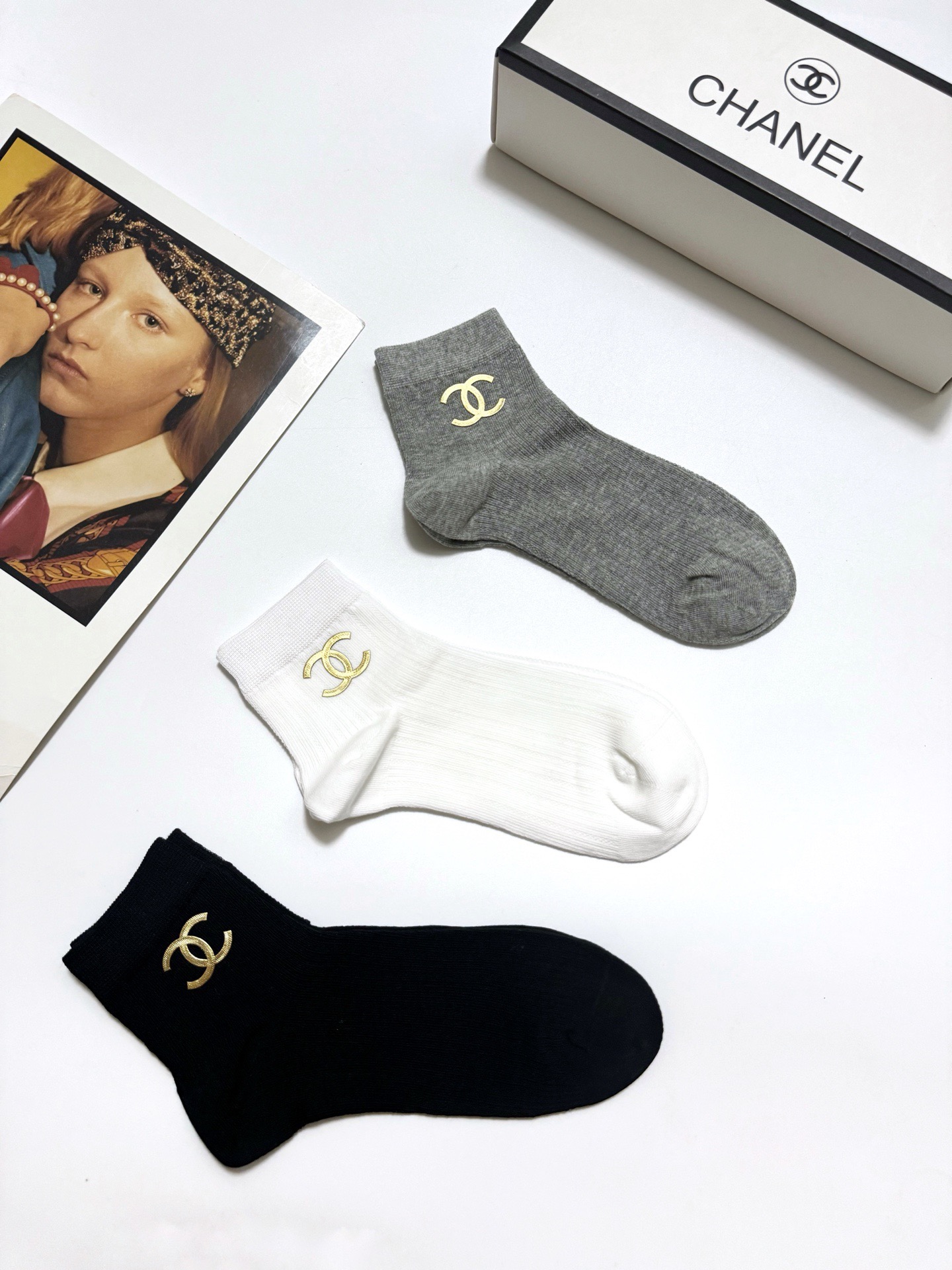  配包装
🌟【一盒3双】
 🌟Chanel 香奈儿 经典字母logo 纯棉船袜   ，ins超火爆空调袜