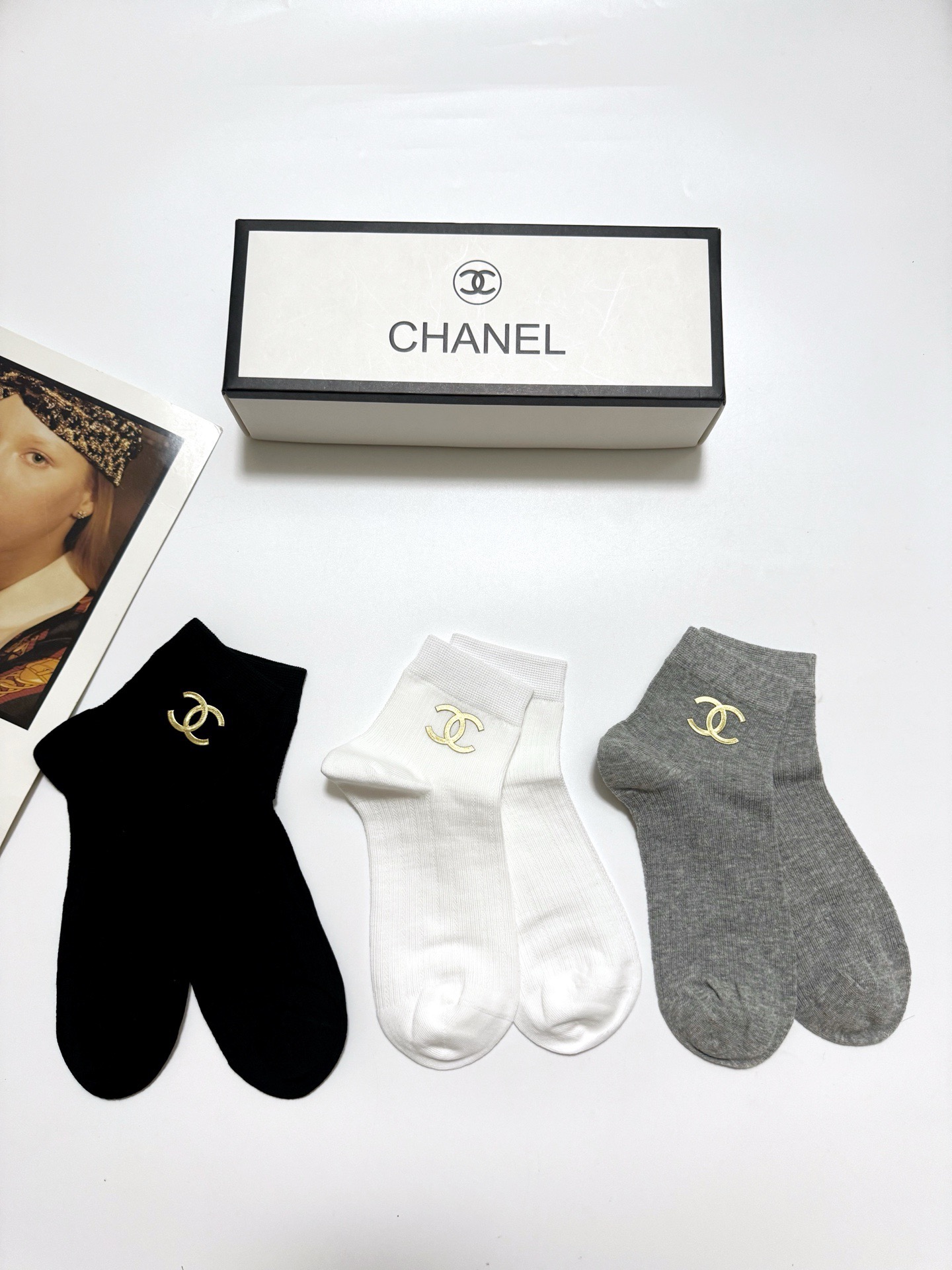  配包装
🌟【一盒3双】
 🌟Chanel 香奈儿 经典字母logo 纯棉船袜   ，ins超火爆空调袜