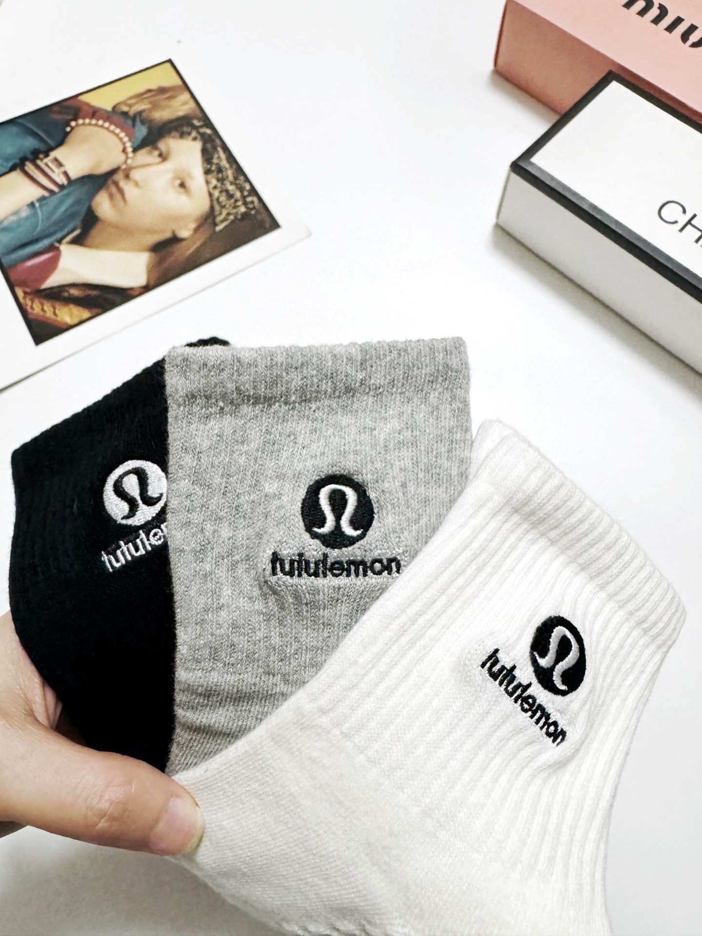  配包装
🌟【一盒3 双】
 🌟Lululemon 经典字母logo 纯棉刺绣短袜   ，ins超火爆短