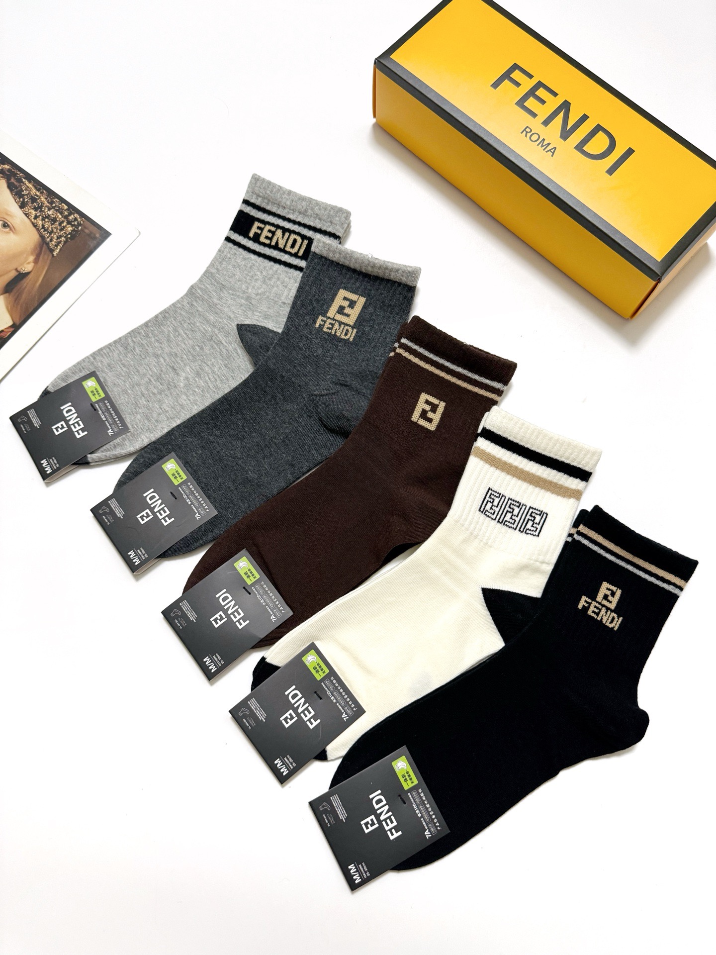  配包装
🌟【一盒5 双】
 🌟芬迪FENDI 经典字母logo 纯棉中筒袜   ，ins超火爆短袜，纯