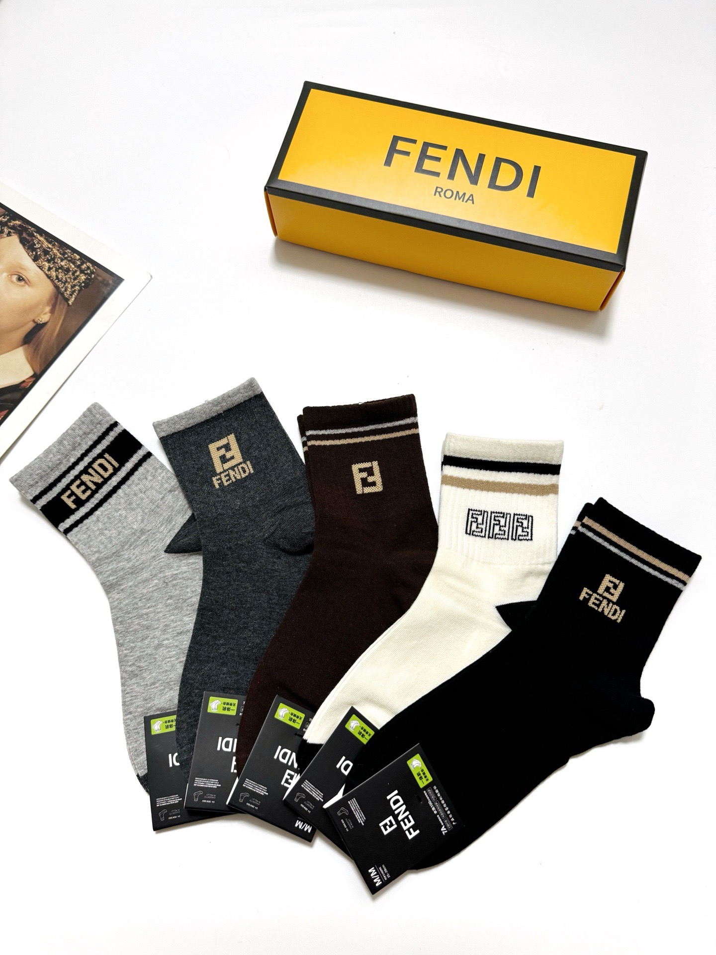  配包装
🌟【一盒5 双】
 🌟芬迪FENDI 经典字母logo 纯棉中筒袜   ，ins超火爆短袜，纯