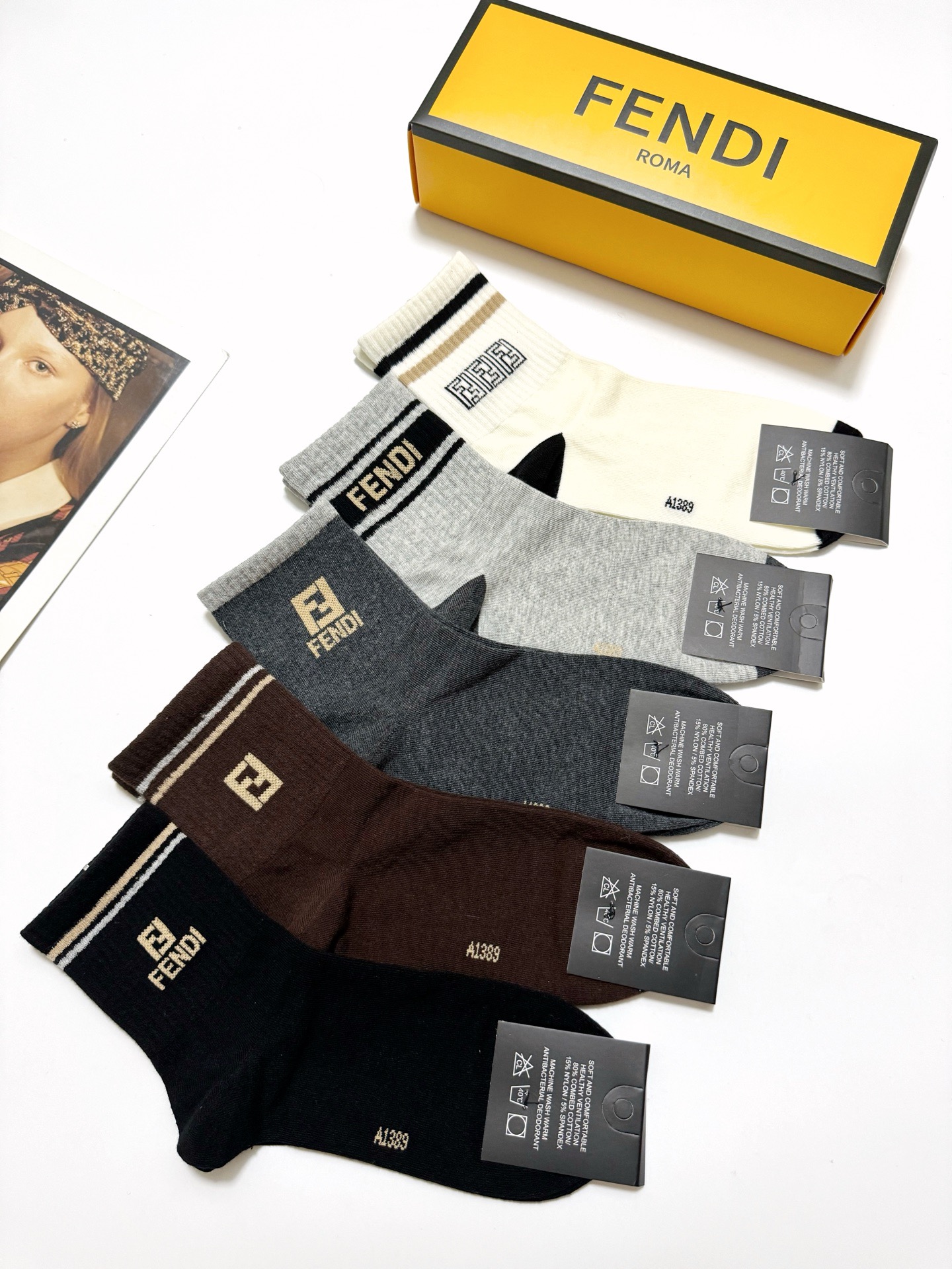  配包装
🌟【一盒5 双】
 🌟芬迪FENDI 经典字母logo 纯棉中筒袜   ，ins超火爆短袜，纯