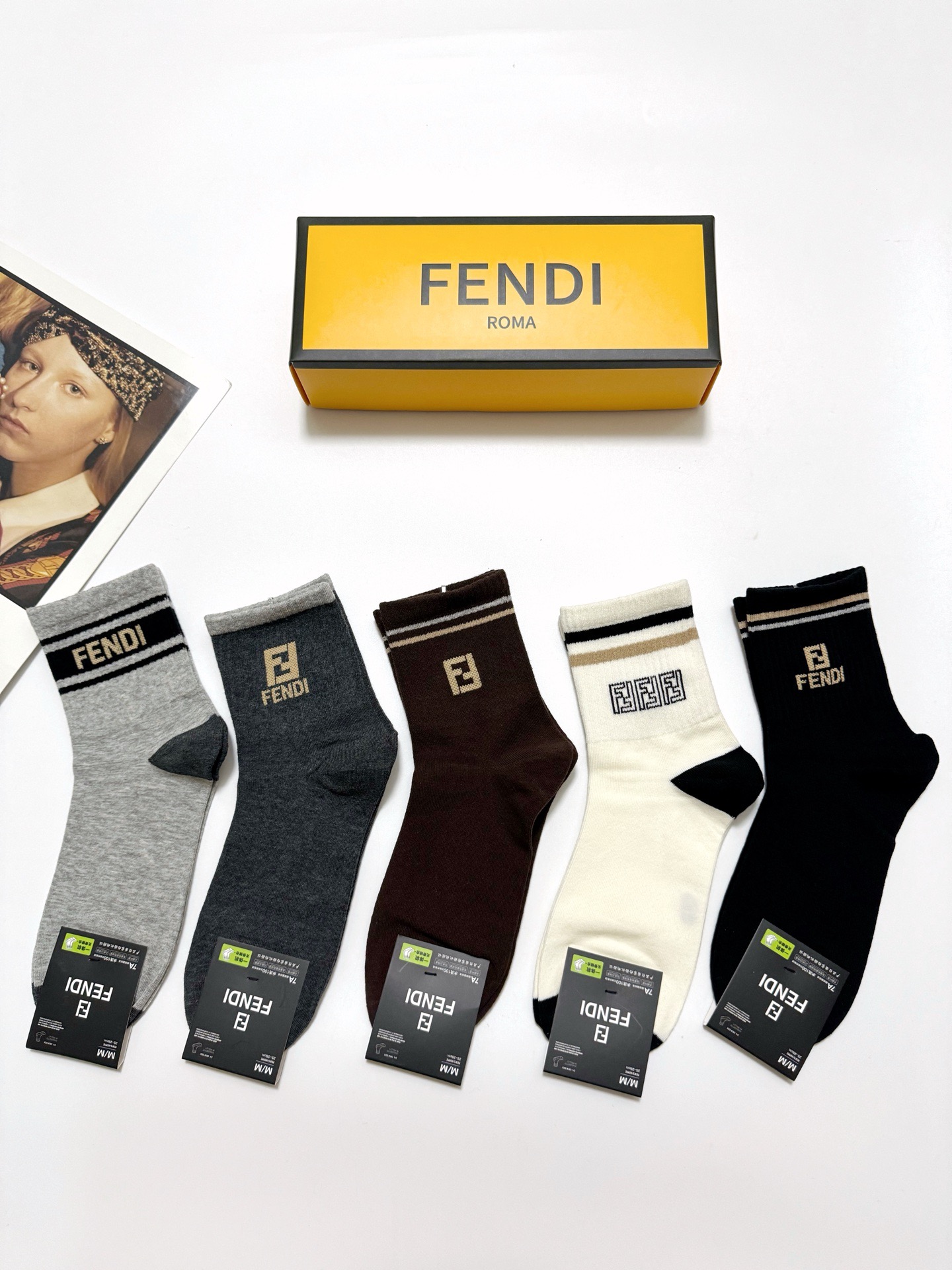  配包装
🌟【一盒5 双】
 🌟芬迪FENDI 经典字母logo 纯棉中筒袜   ，ins超火爆短袜，纯