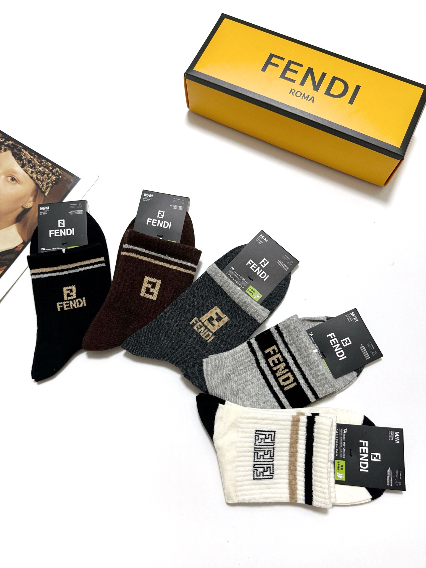  配包装
🌟【一盒5 双】
 🌟芬迪FENDI 经典字母logo 纯棉中筒袜   ，ins超火爆短袜，纯