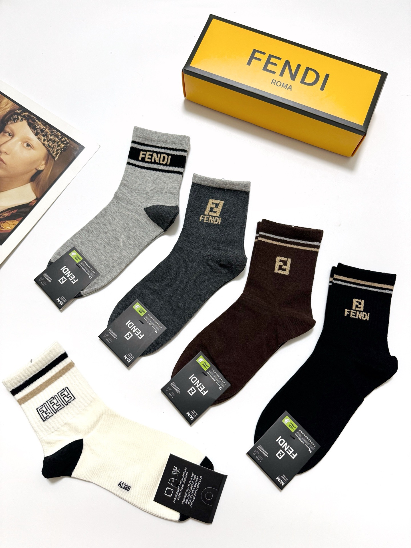  配包装
🌟【一盒5 双】
 🌟芬迪FENDI 经典字母logo 纯棉中筒袜   ，ins超火爆短袜，纯