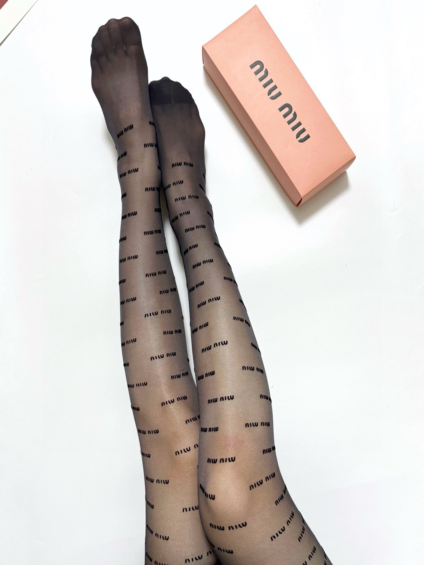  配包装
【一盒一双】🌟缪缪 miumiu 经典植绒字母丝袜 🌟好看到爆炸 ，欧美大牌丝袜。一比一高版本