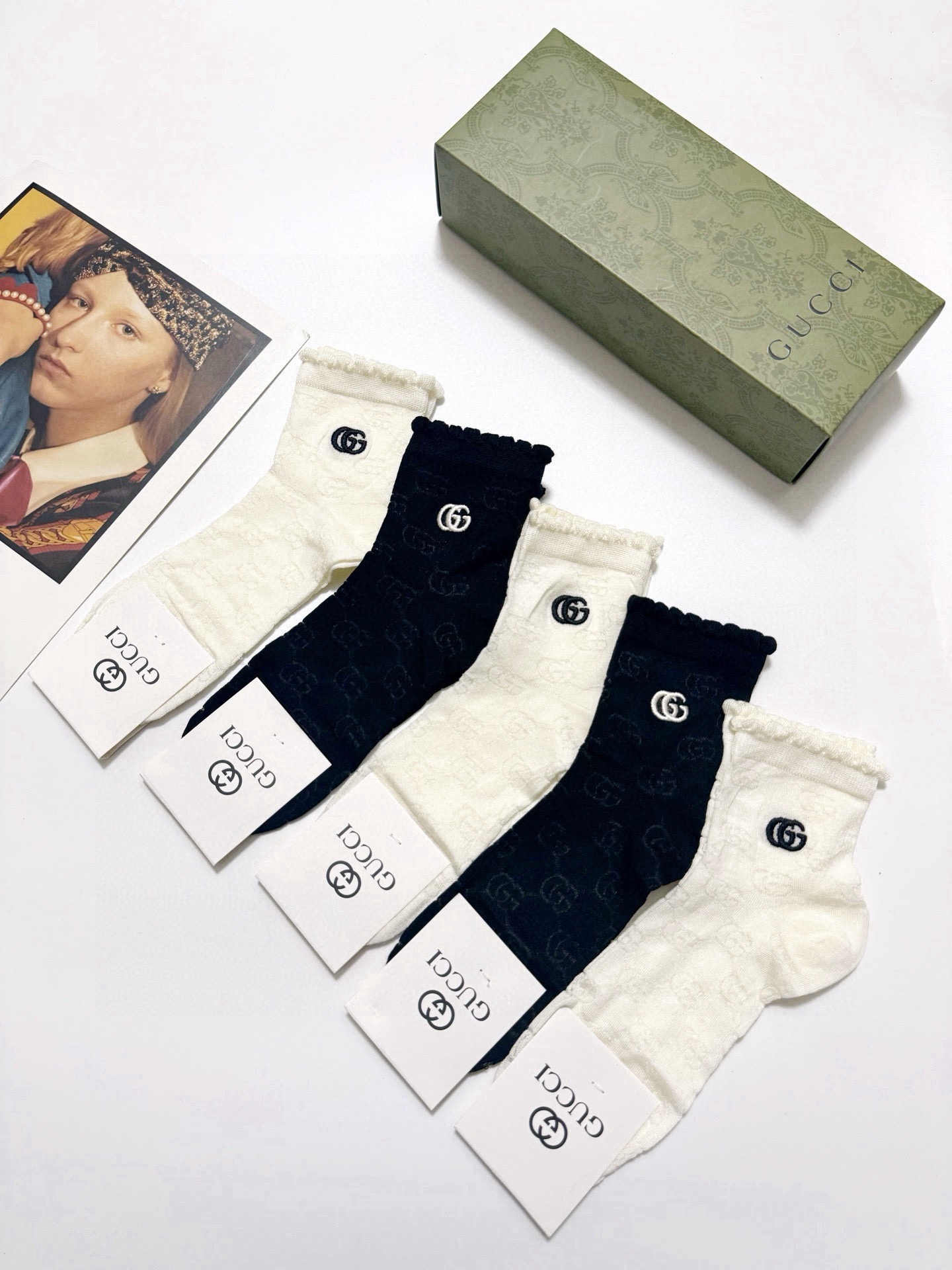  配包装
🌟【一盒5双】
🌟Gucci 古琦 经典字母 刺绣logo 纯棉 中筒空调袜  ！超级软糯亲肤