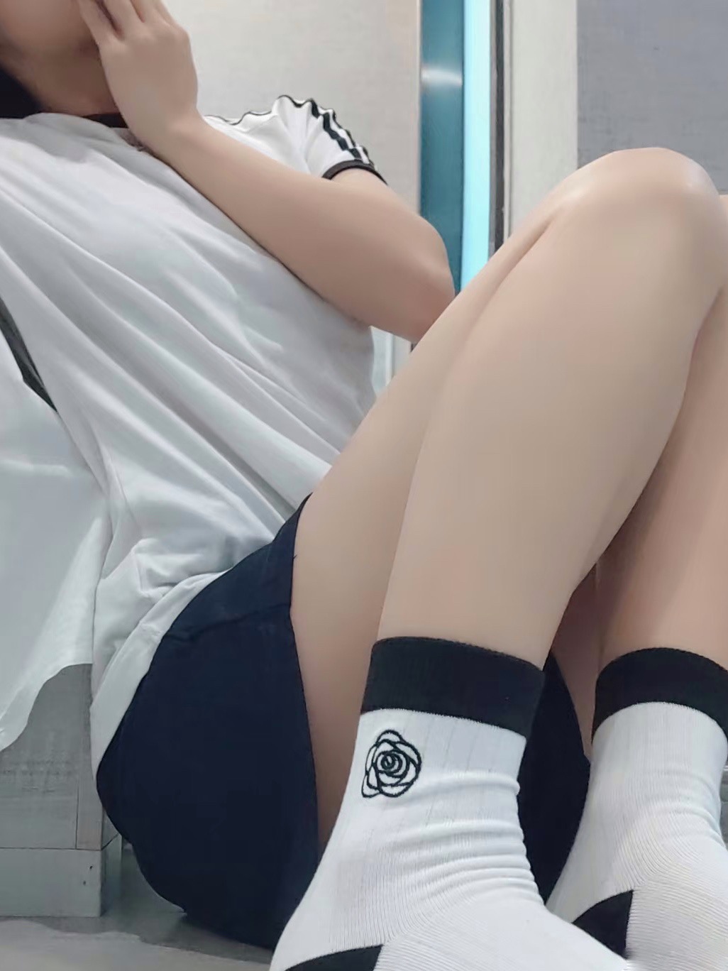  配包装
🌟【一盒4 双】
 🌟Chanel 香奈儿 经典山茶花刺绣 logo纯棉 中筒袜  ins超火