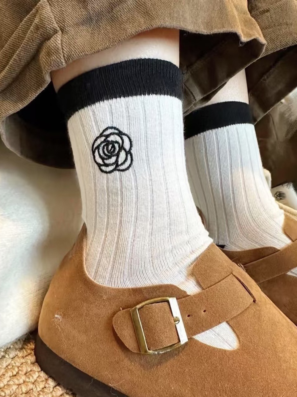  配包装
🌟【一盒4 双】
 🌟Chanel 香奈儿 经典山茶花刺绣 logo纯棉 中筒袜  ins超火