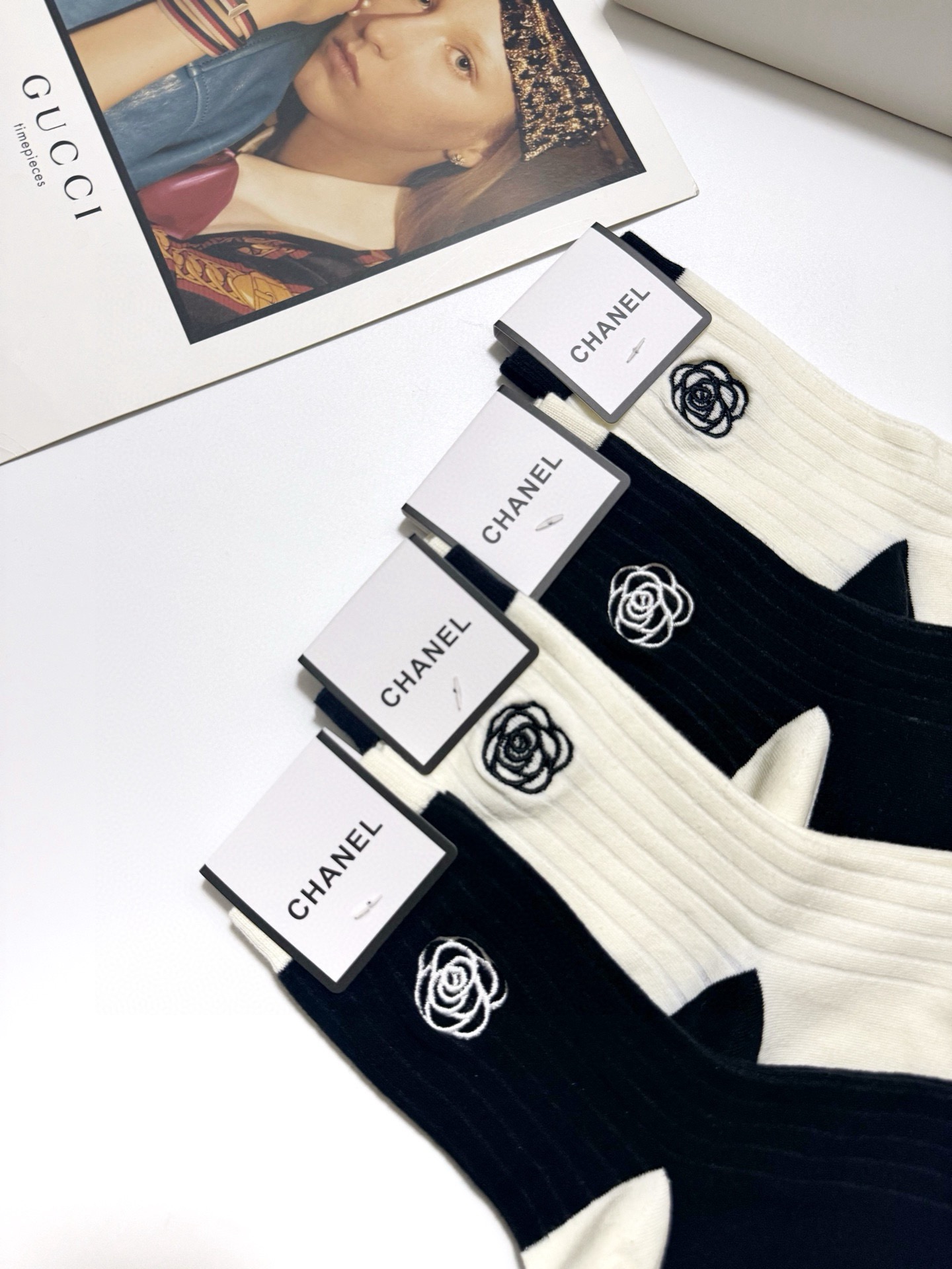  配包装
🌟【一盒4 双】
 🌟Chanel 香奈儿 经典山茶花刺绣 logo纯棉 中筒袜  ins超火