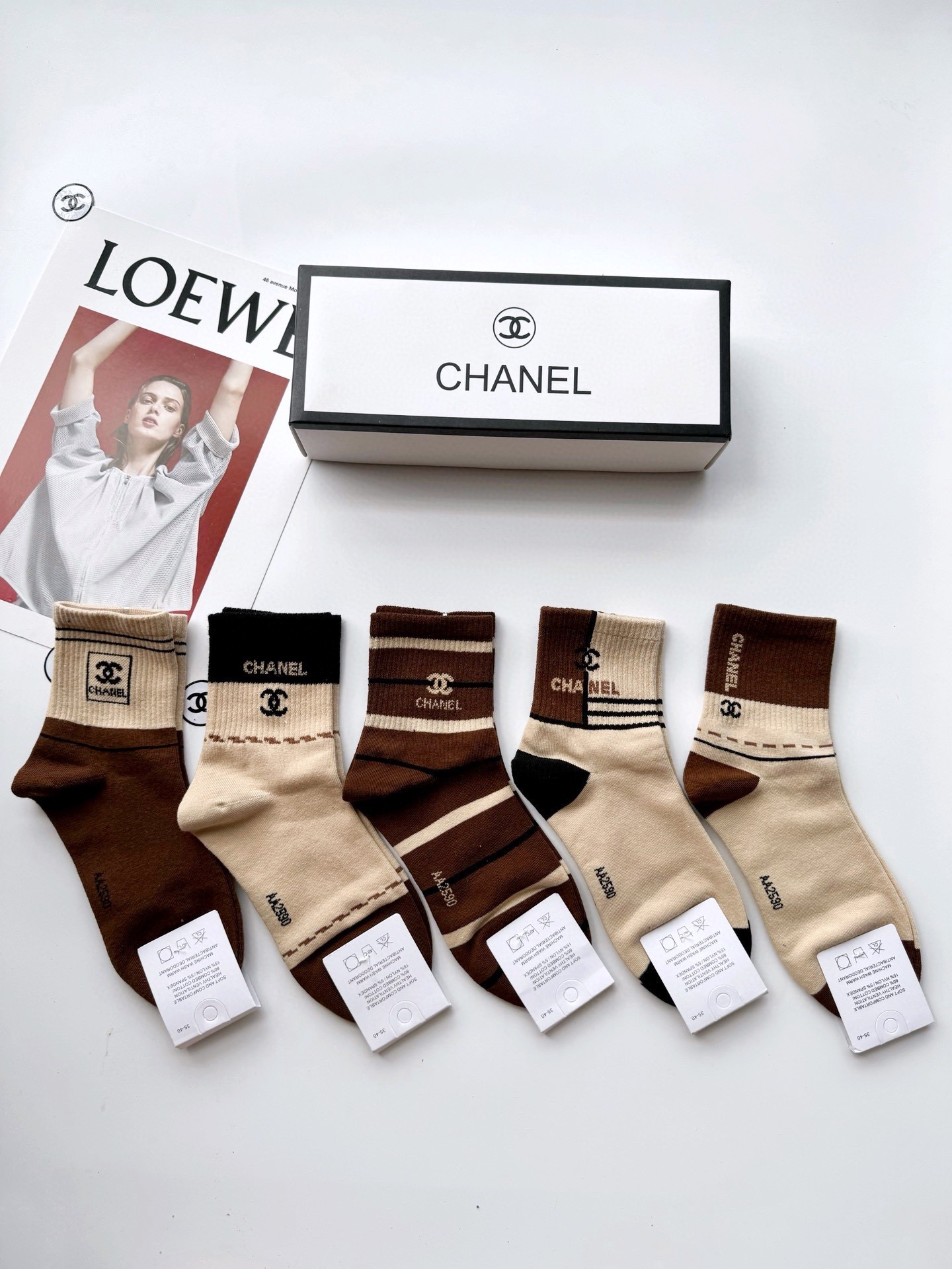  配包装
🌟【一盒5 双】
 🌟Chanel 香奈儿 经典字母logo 纯棉中筒袜   ，ins超火爆短