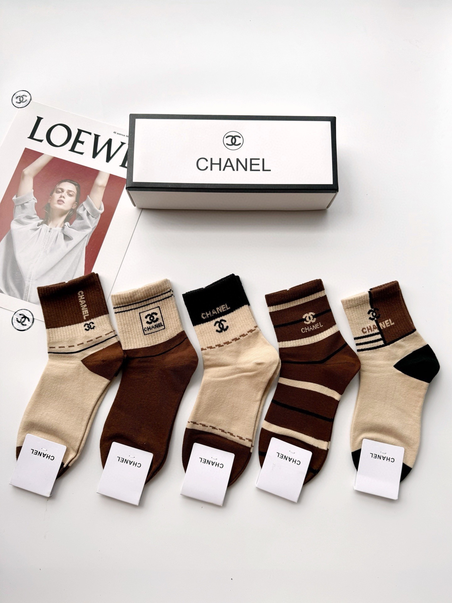  配包装
🌟【一盒5 双】
 🌟Chanel 香奈儿 经典字母logo 纯棉中筒袜   ，ins超火爆短