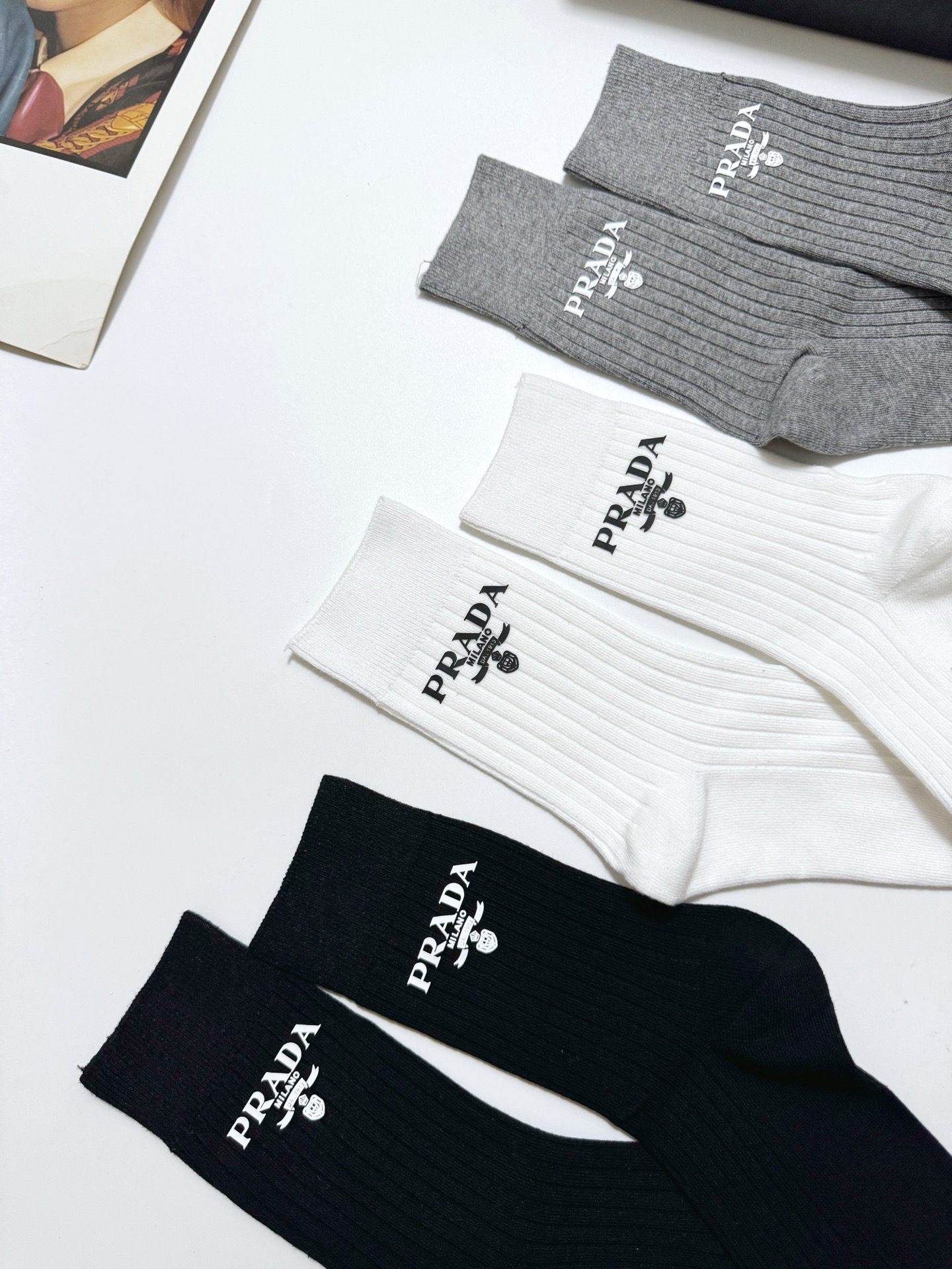 配包装
🌟【一盒3 双】
🌟 Prada 经典字母logo纯棉 中筒袜  
🌟经典配色个性时尚
🌟ins