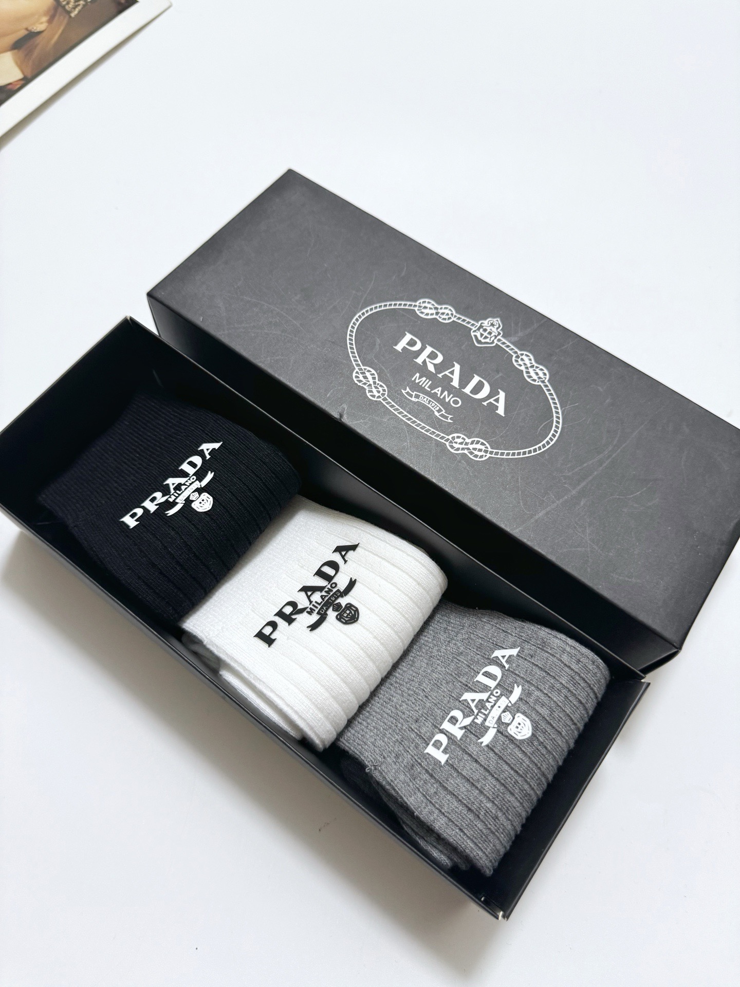 配包装
🌟【一盒3 双】
🌟 Prada 经典字母logo纯棉 中筒袜  
🌟经典配色个性时尚
🌟ins