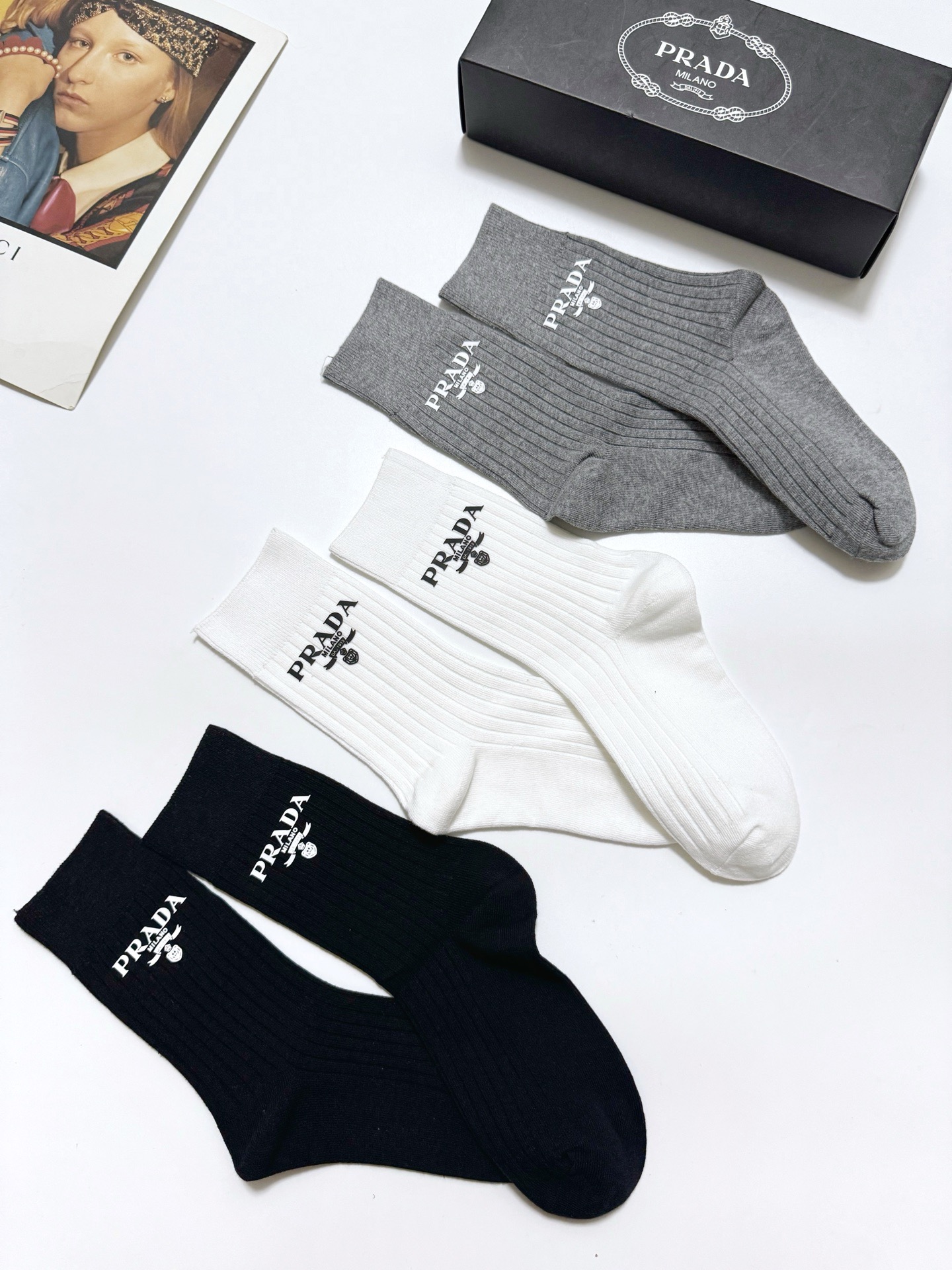 配包装
🌟【一盒3 双】
🌟 Prada 经典字母logo纯棉 中筒袜  
🌟经典配色个性时尚
🌟ins
