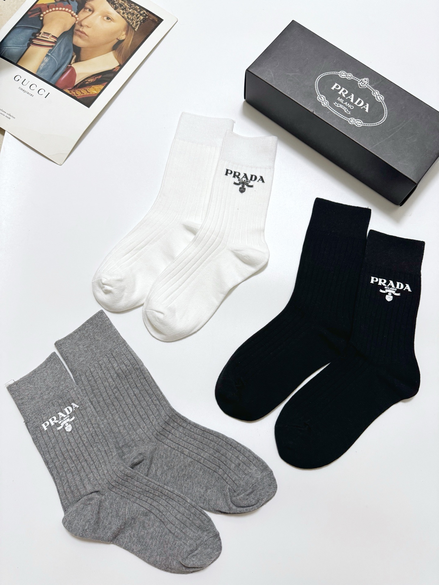 配包装
🌟【一盒3 双】
🌟 Prada 经典字母logo纯棉 中筒袜  
🌟经典配色个性时尚
🌟ins