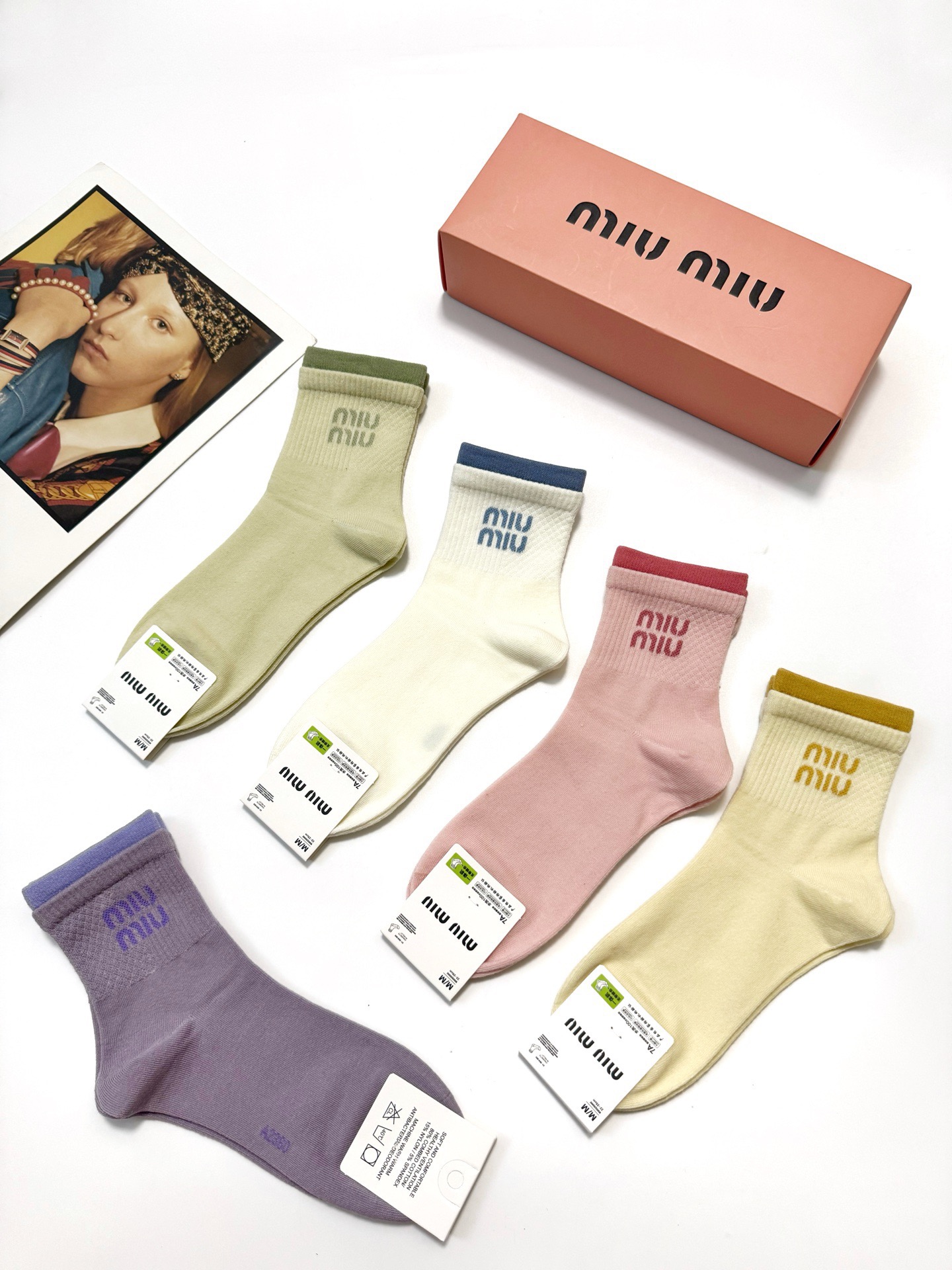  配包装
🌟【一盒5双】
🌟缪缪 miumiu  爆款纯棉短筒袜，韩系超百搭大火配色。超完美结合，款式经