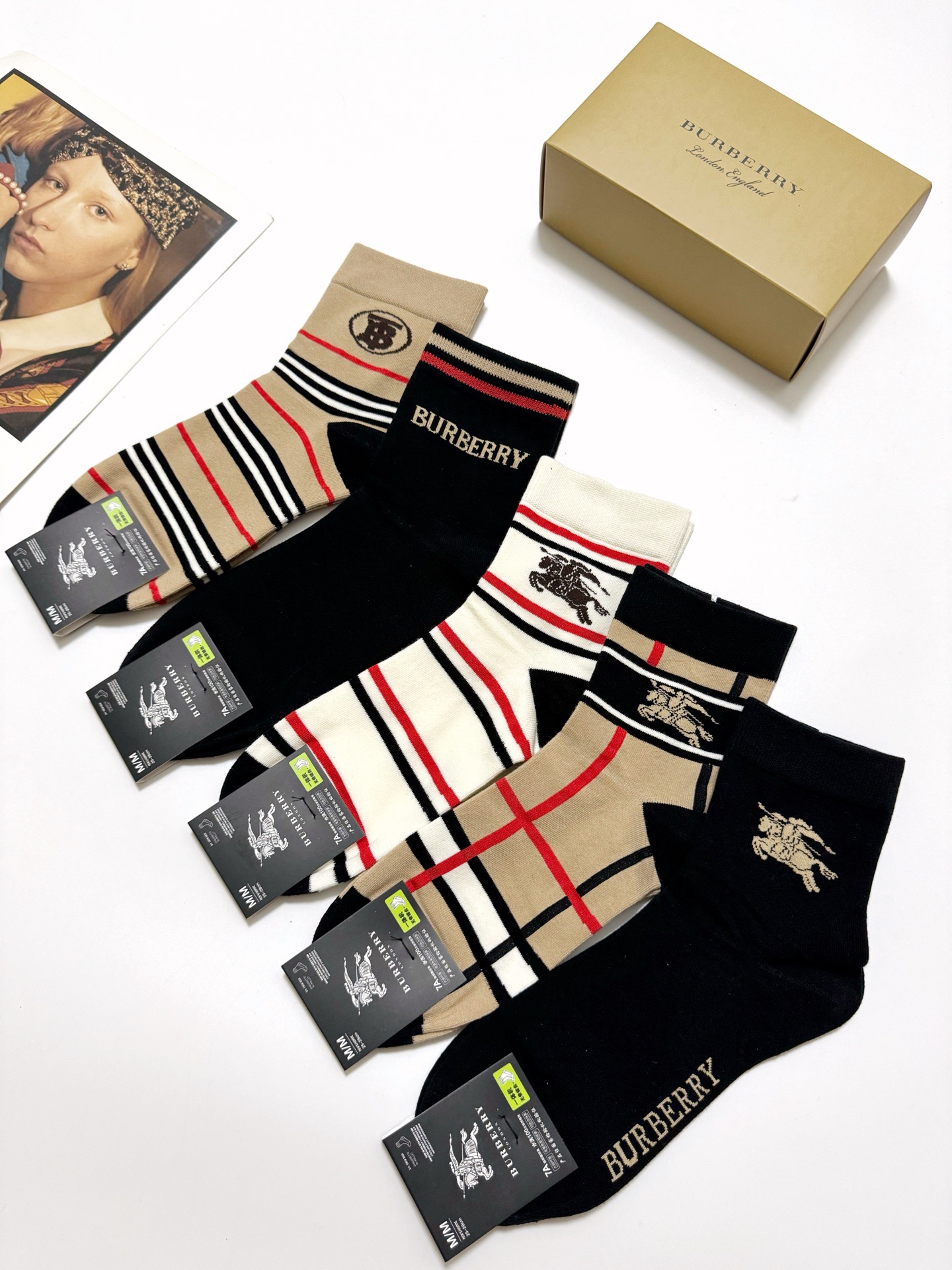  配包装
🌟【一盒5 双】
 🌟Burberry 巴宝莉 经典字母logo 纯棉短袜   ，ins超火爆