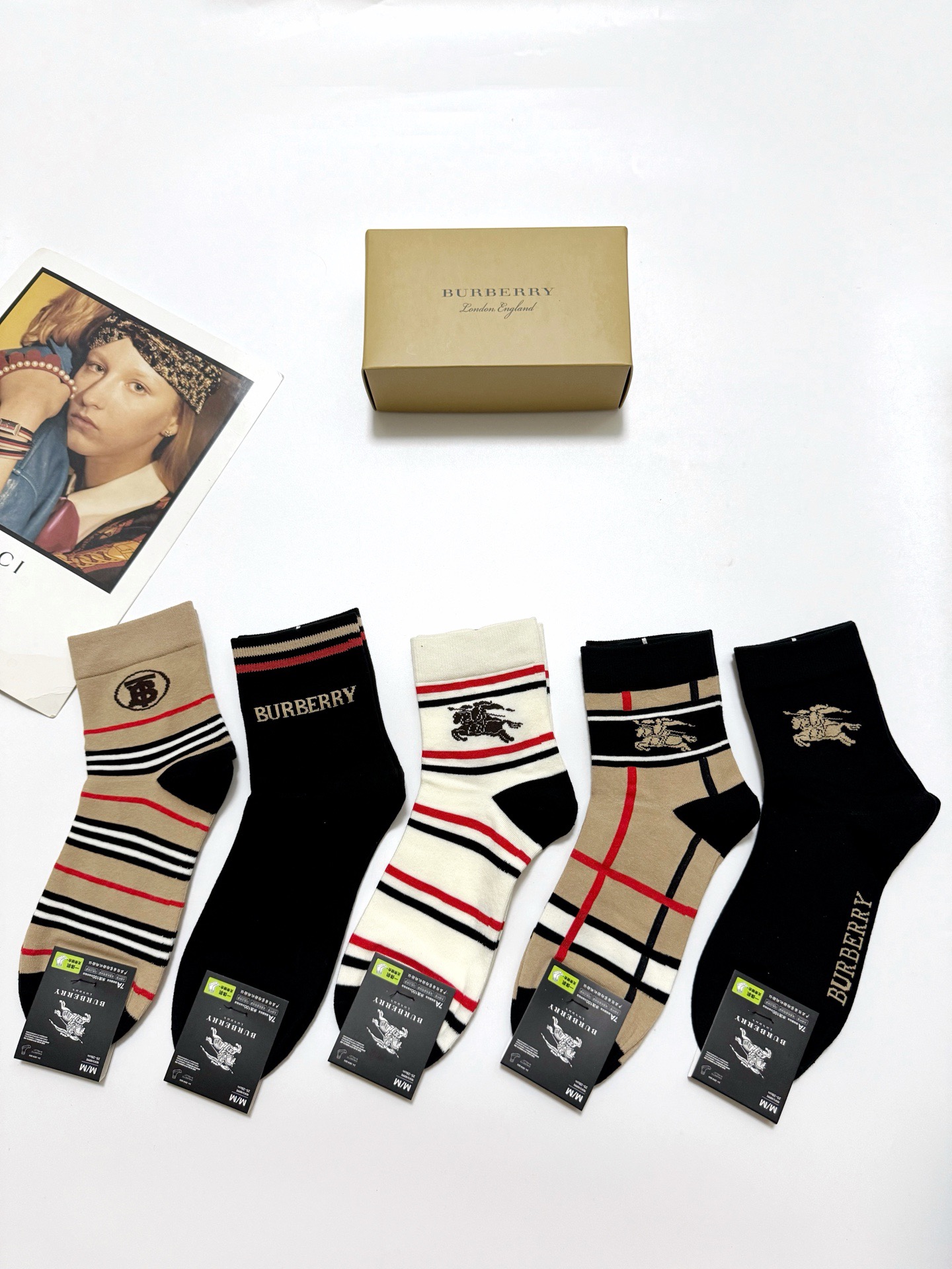  配包装
🌟【一盒5 双】
 🌟Burberry 巴宝莉 经典字母logo 纯棉短袜   ，ins超火爆