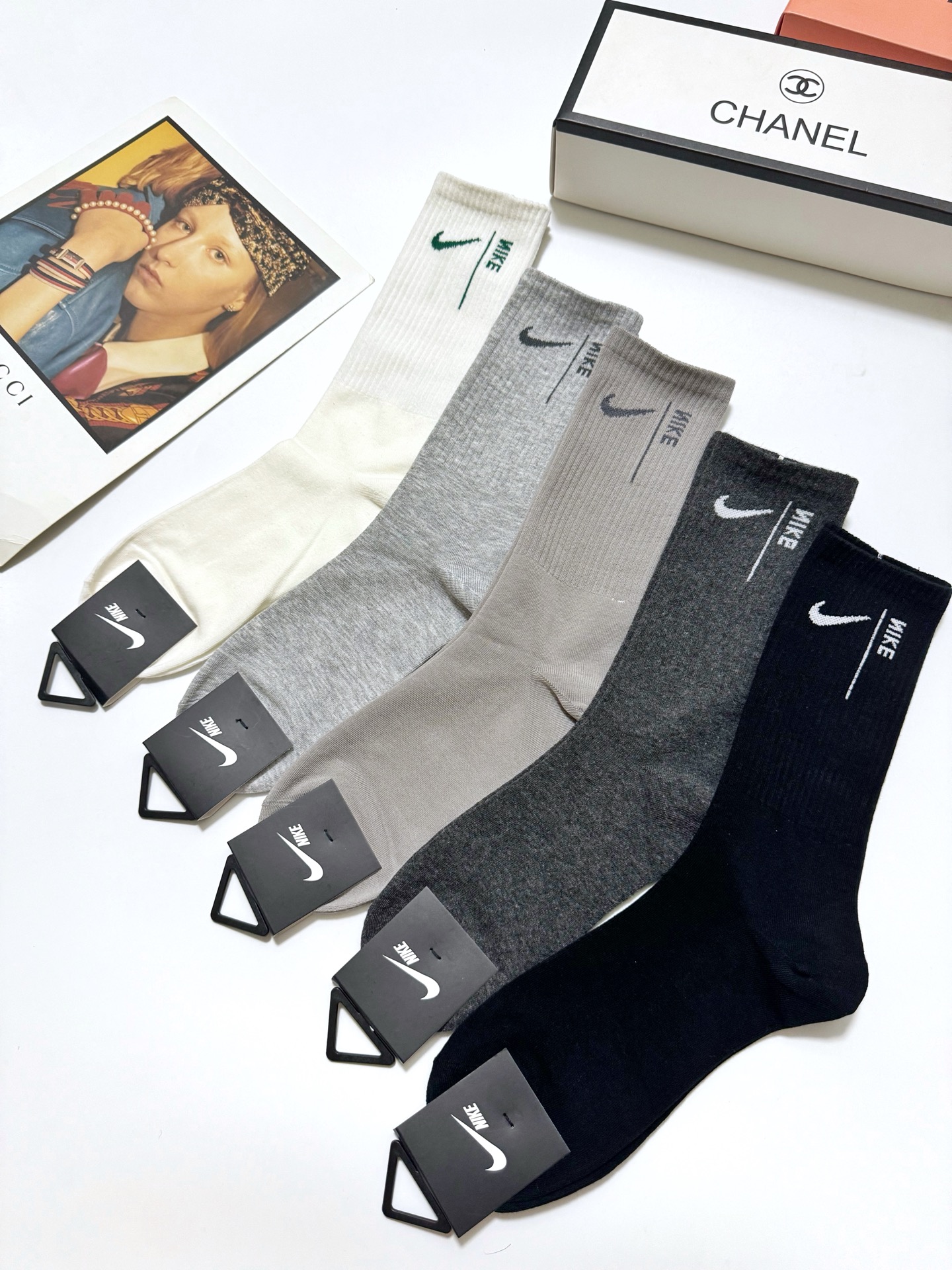  配包装
🌟【一盒5 双】
 🌟Nike 耐克 经典字母logo ins超火爆高筒袜，纯棉面料，潮人必备