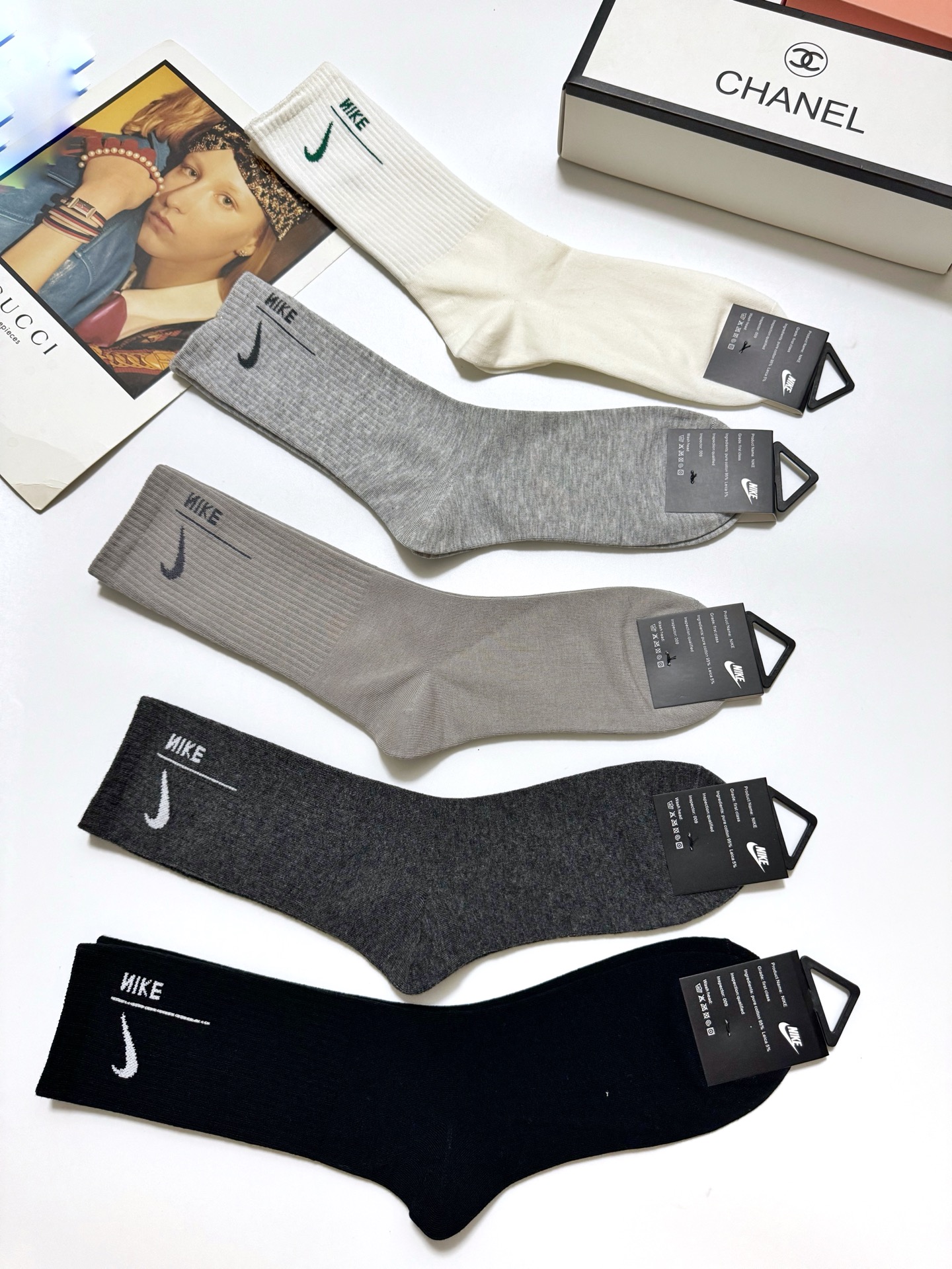  配包装
🌟【一盒5 双】
 🌟Nike 耐克 经典字母logo ins超火爆高筒袜，纯棉面料，潮人必备