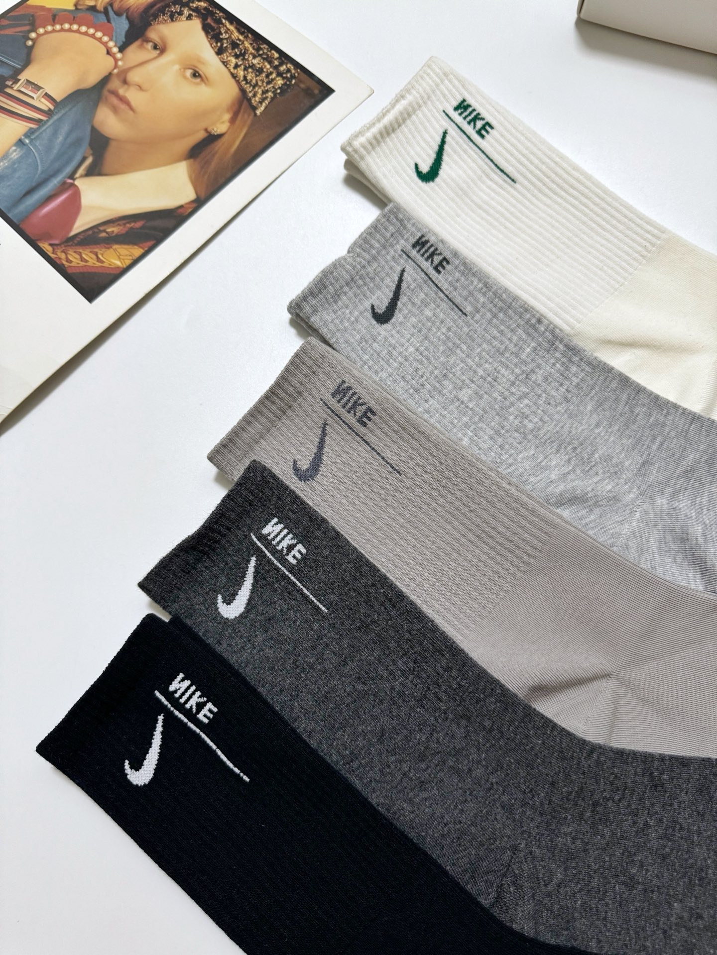  配包装
🌟【一盒5 双】
 🌟Nike 耐克 经典字母logo ins超火爆高筒袜，纯棉面料，潮人必备
