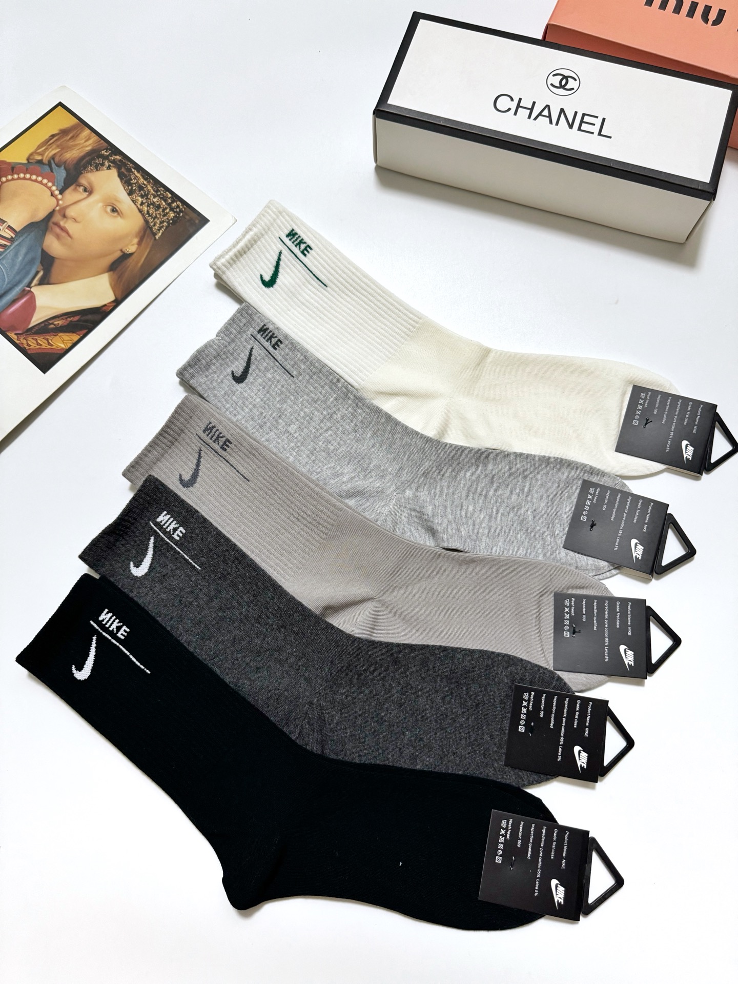  配包装
🌟【一盒5 双】
 🌟Nike 耐克 经典字母logo ins超火爆高筒袜，纯棉面料，潮人必备