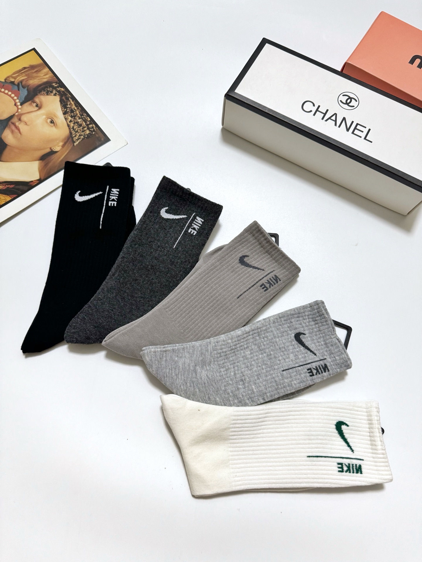  配包装
🌟【一盒5 双】
 🌟Nike 耐克 经典字母logo ins超火爆高筒袜，纯棉面料，潮人必备