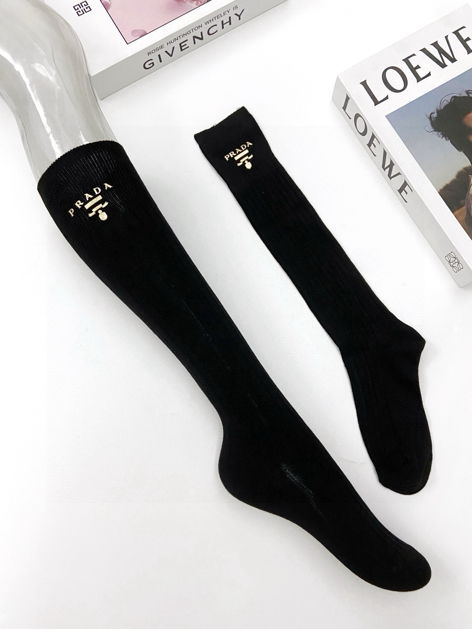  配包装
🌟【一盒一双】
🌟 Prada 普拉达 爆款经典字母 长筒袜 小腿袜。双针针织材质，超完美结合