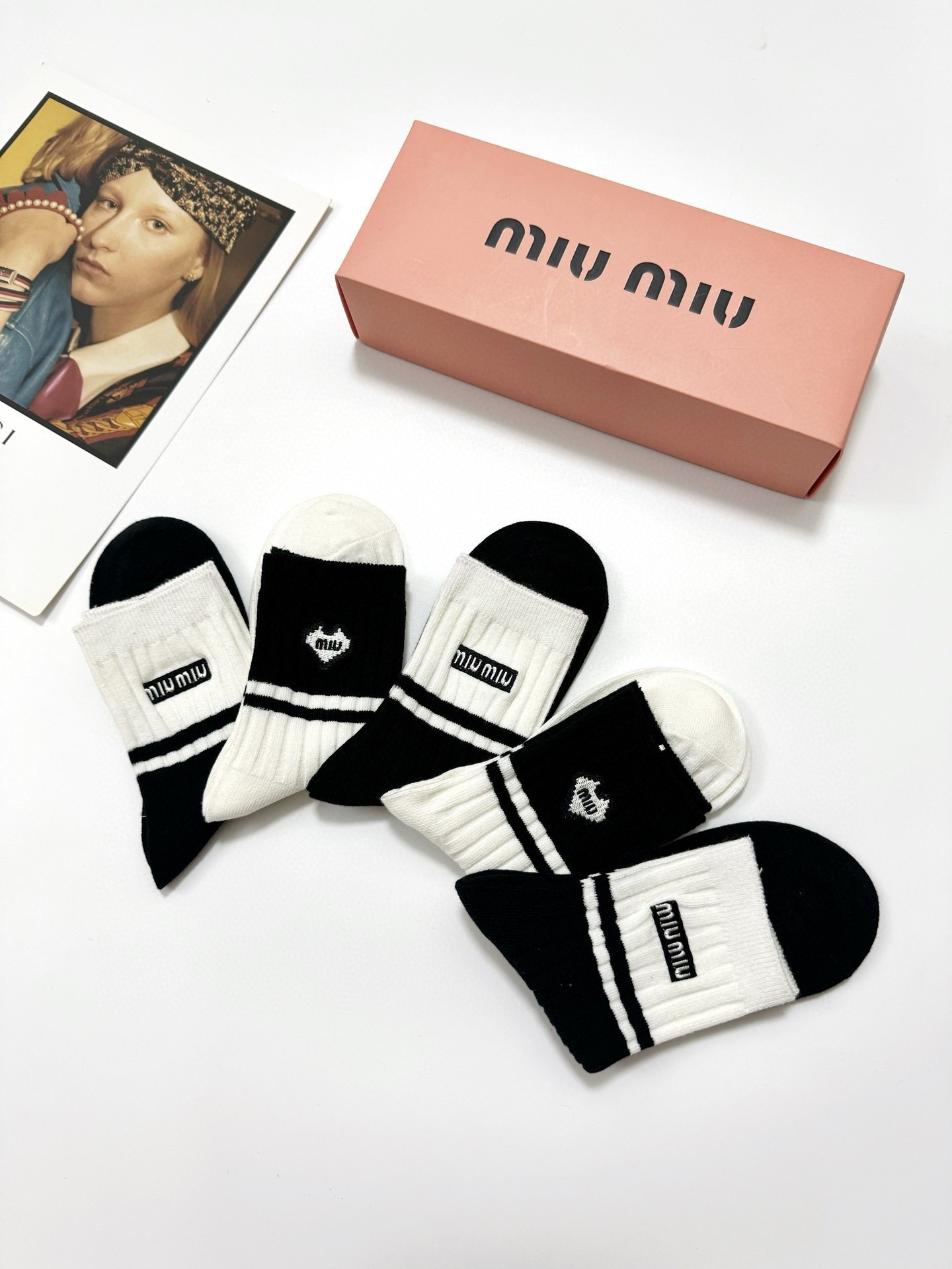  配包装
🌟【一盒5 双】
🌟缪缪 miumiu 经典刺绣字母logo 纯棉中筒袜 ，重工刺绣 工艺，i