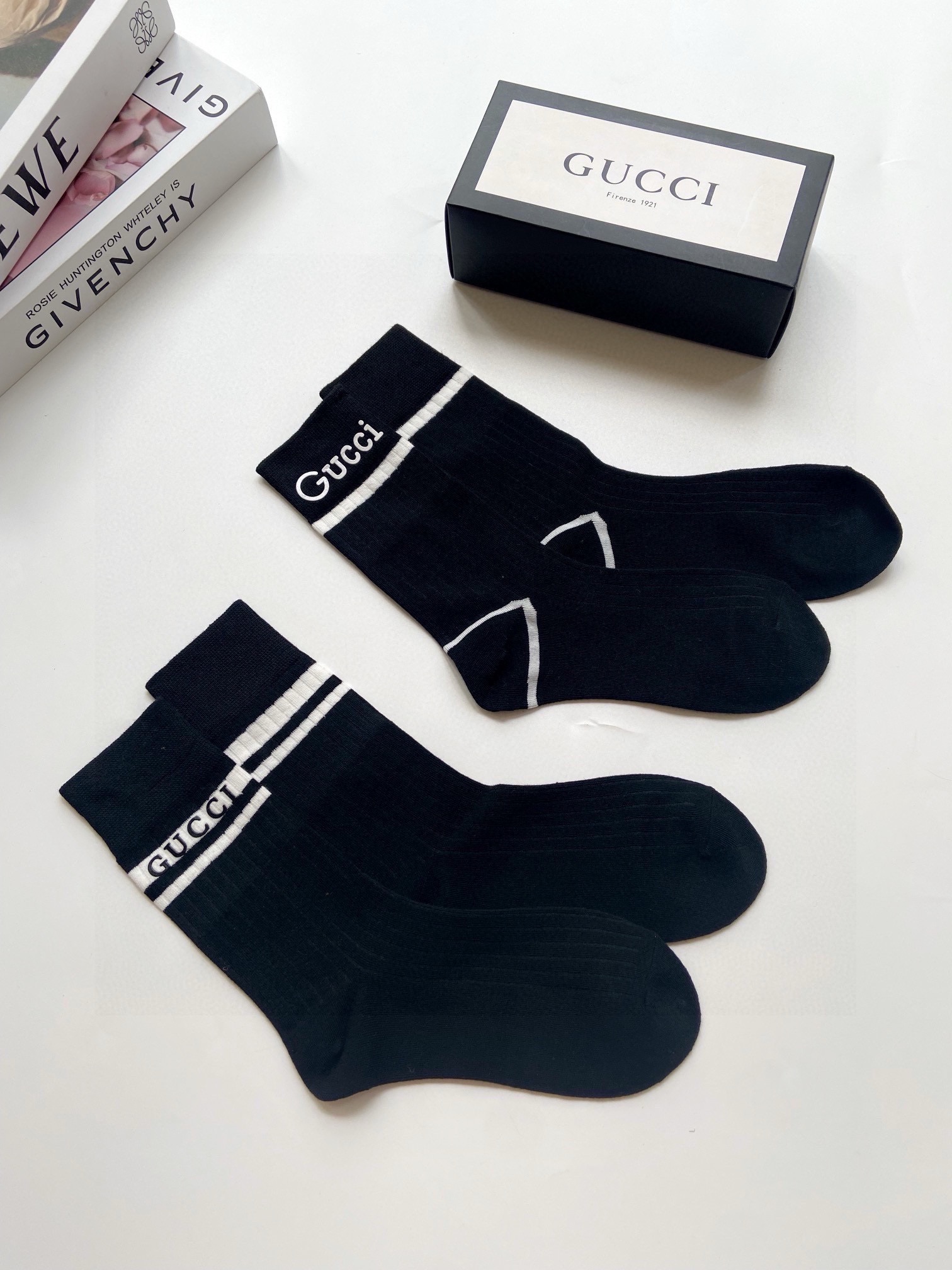    配包装
🌟【一盒2双】
🌟Gucci 古琦  经典字母logo纯棉中筒袜  小腿袜
🌟ins爆款！