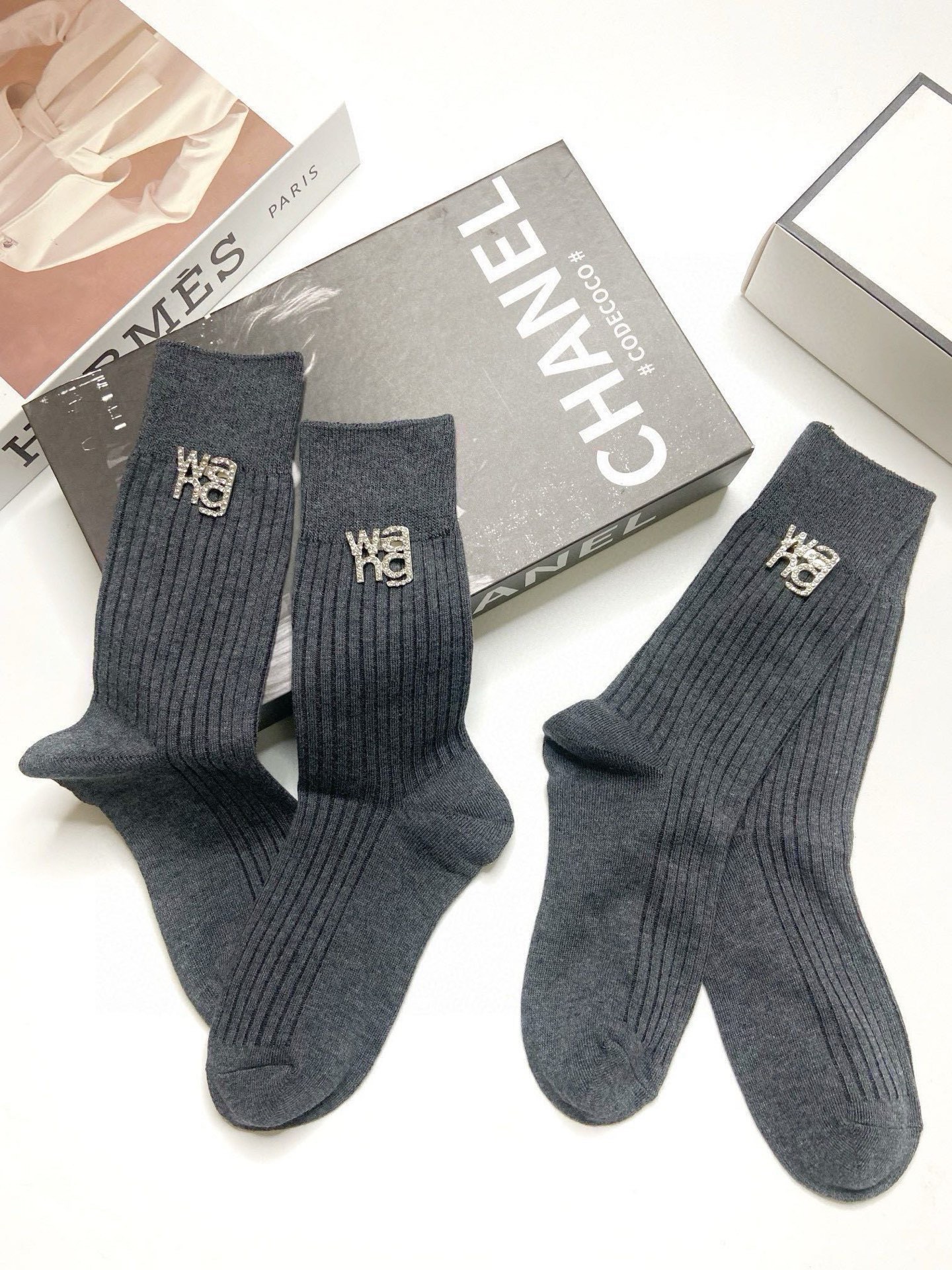  配包装
🌟【一盒2 双】
🌟亚历山大·王 alexander wang。爆款字母logo重工五金 可拆