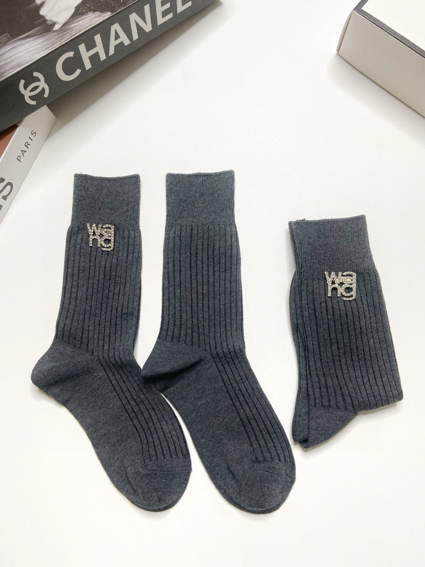  配包装
🌟【一盒2 双】
🌟亚历山大·王 alexander wang。爆款字母logo重工五金 可拆
