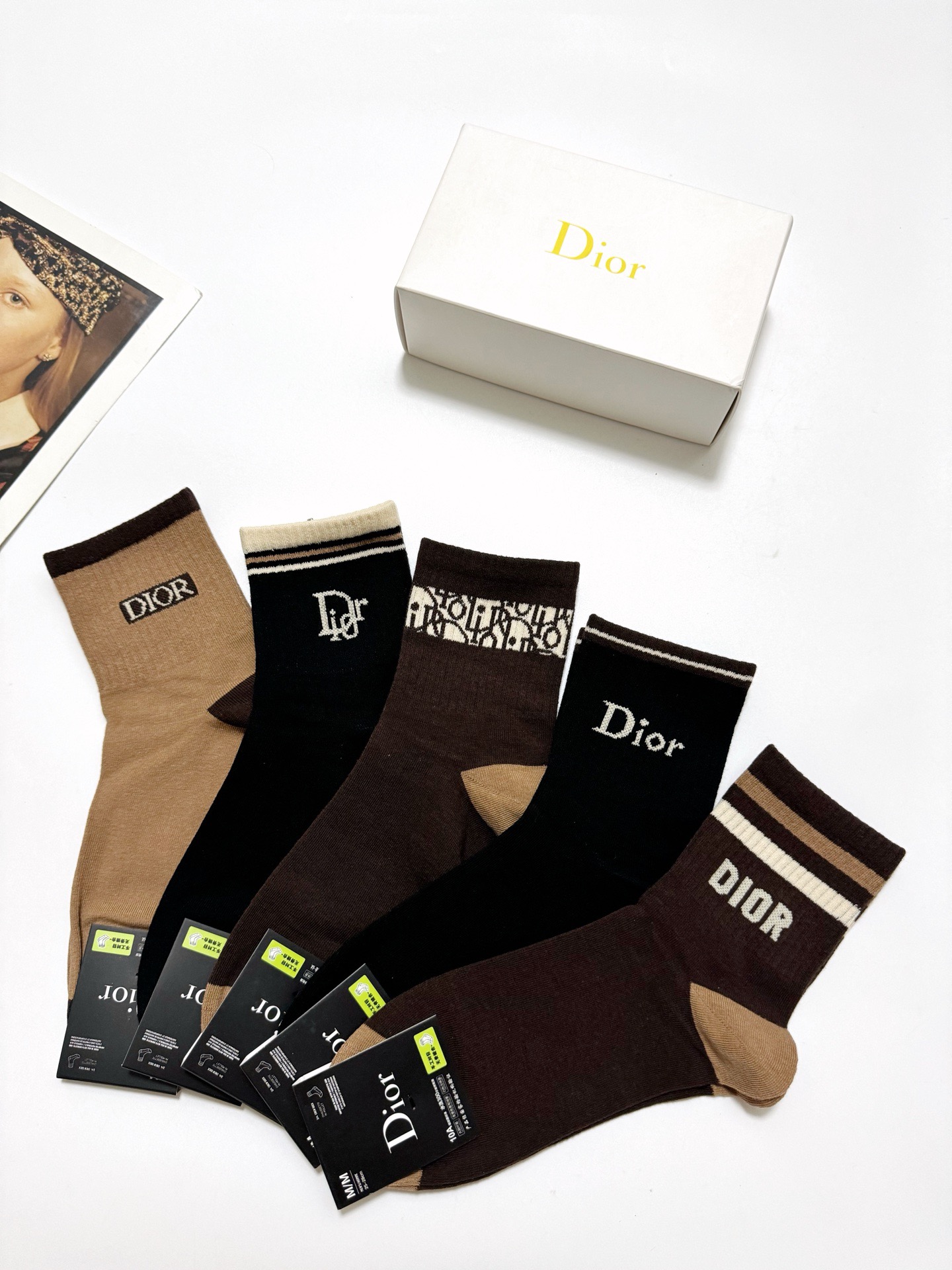  配包装
🌟【一盒5 双】
 🌟Dior 迪奥 经典字母logo 纯棉中筒袜   ，ins超火爆短袜，纯